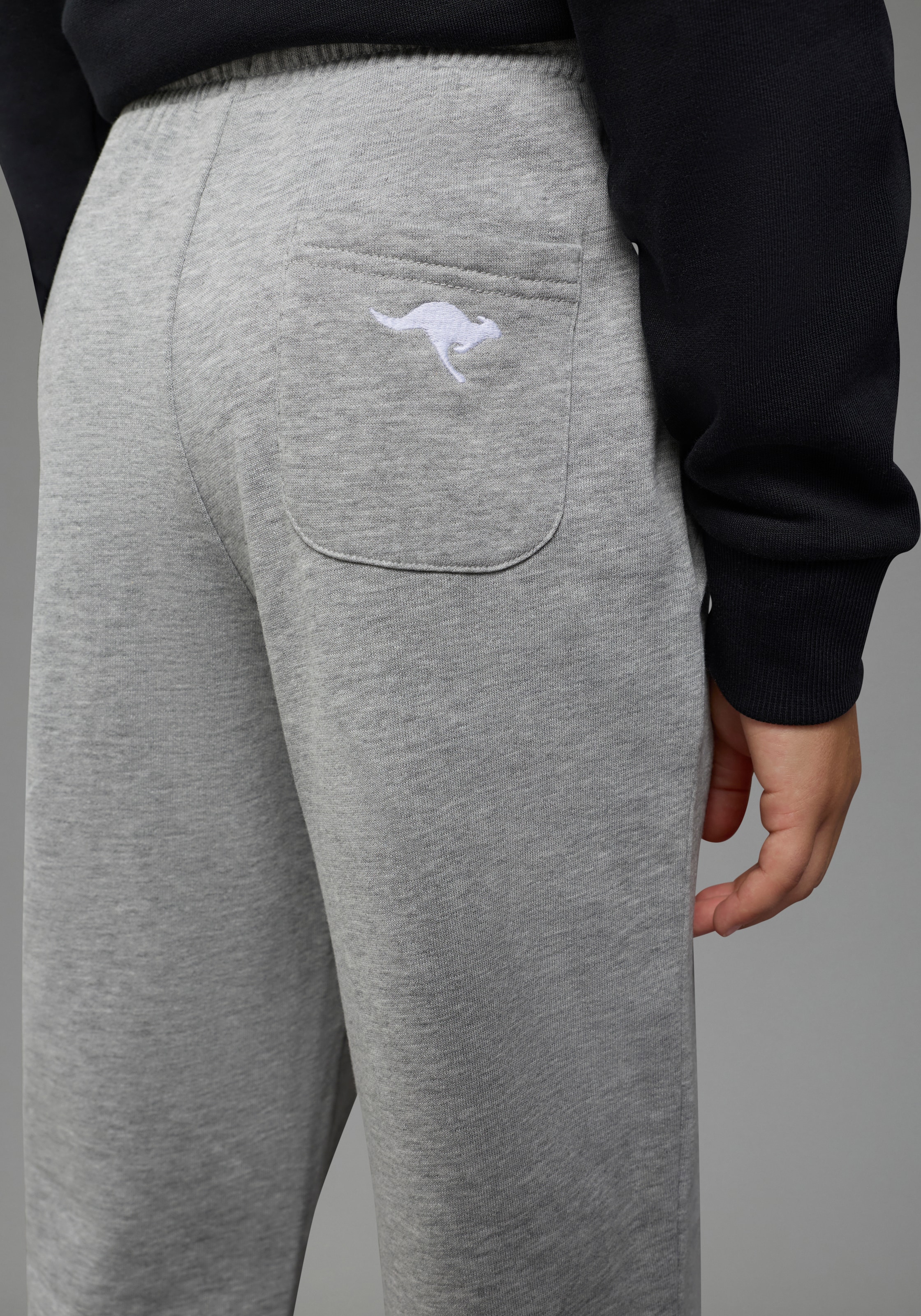 KangaROOS Sweathose »Joggingshose mit Logo-Stickerei«  , lässige Sweathose