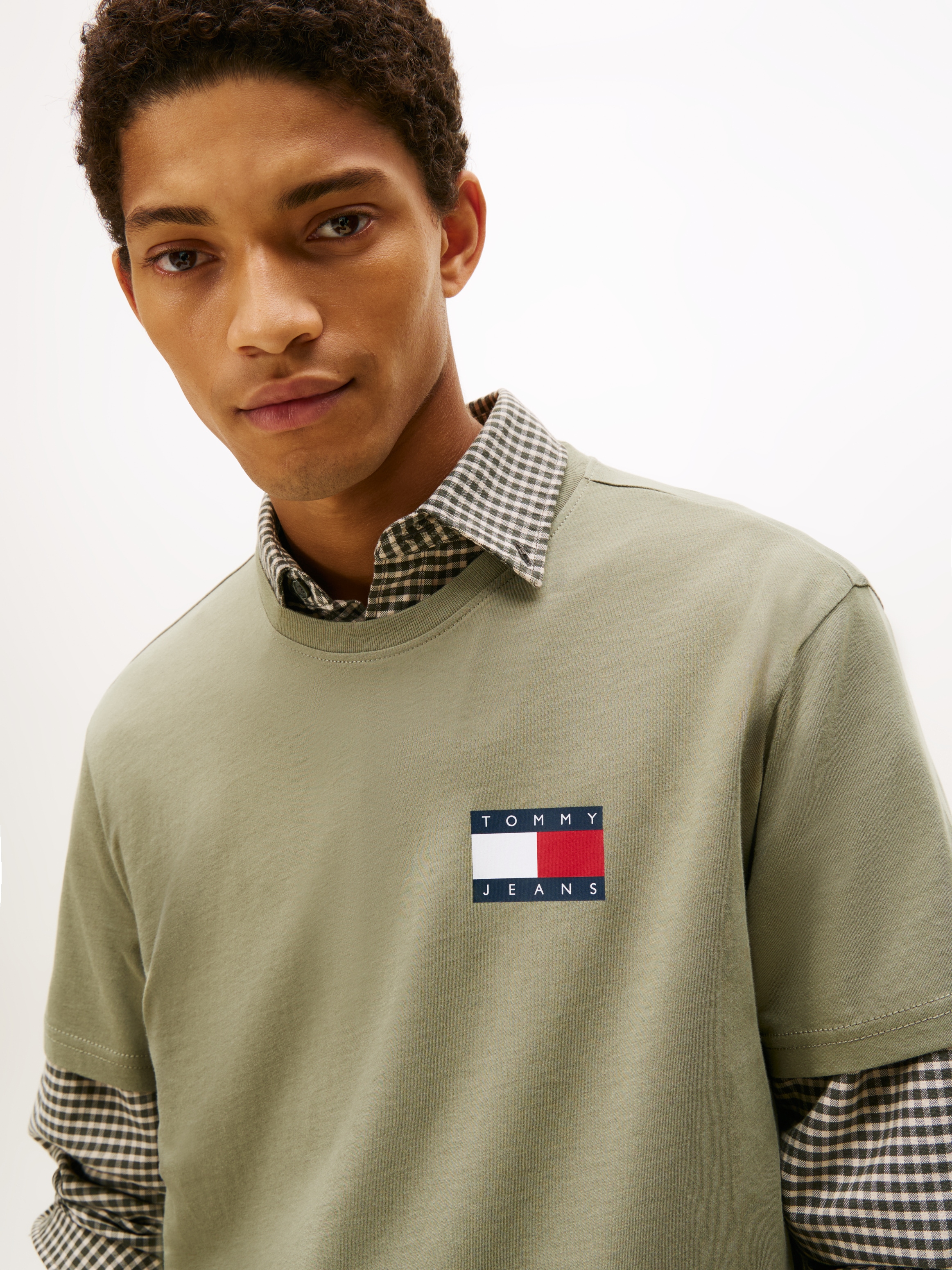 Tommy Jeans T-Shirt »TJM SLIM ESSENTIAL FLAG TEE EXT«, Mit Rundhalsausschnitt