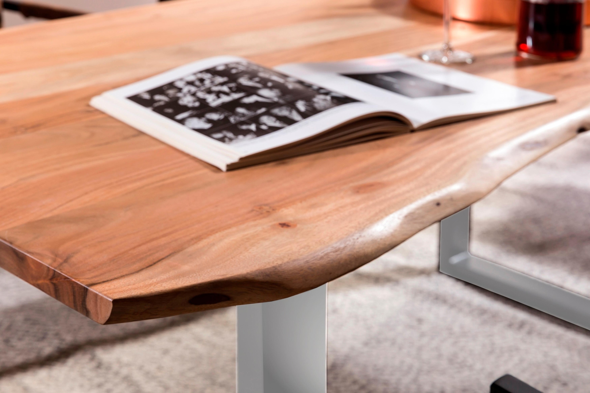 SIT Table de salle à manger »Xàtiva aus Akazienholz Massivholz mit Baumkante & Stahlgestell« Bord naturel d'arbre rencontre une structure moderne en acier en U