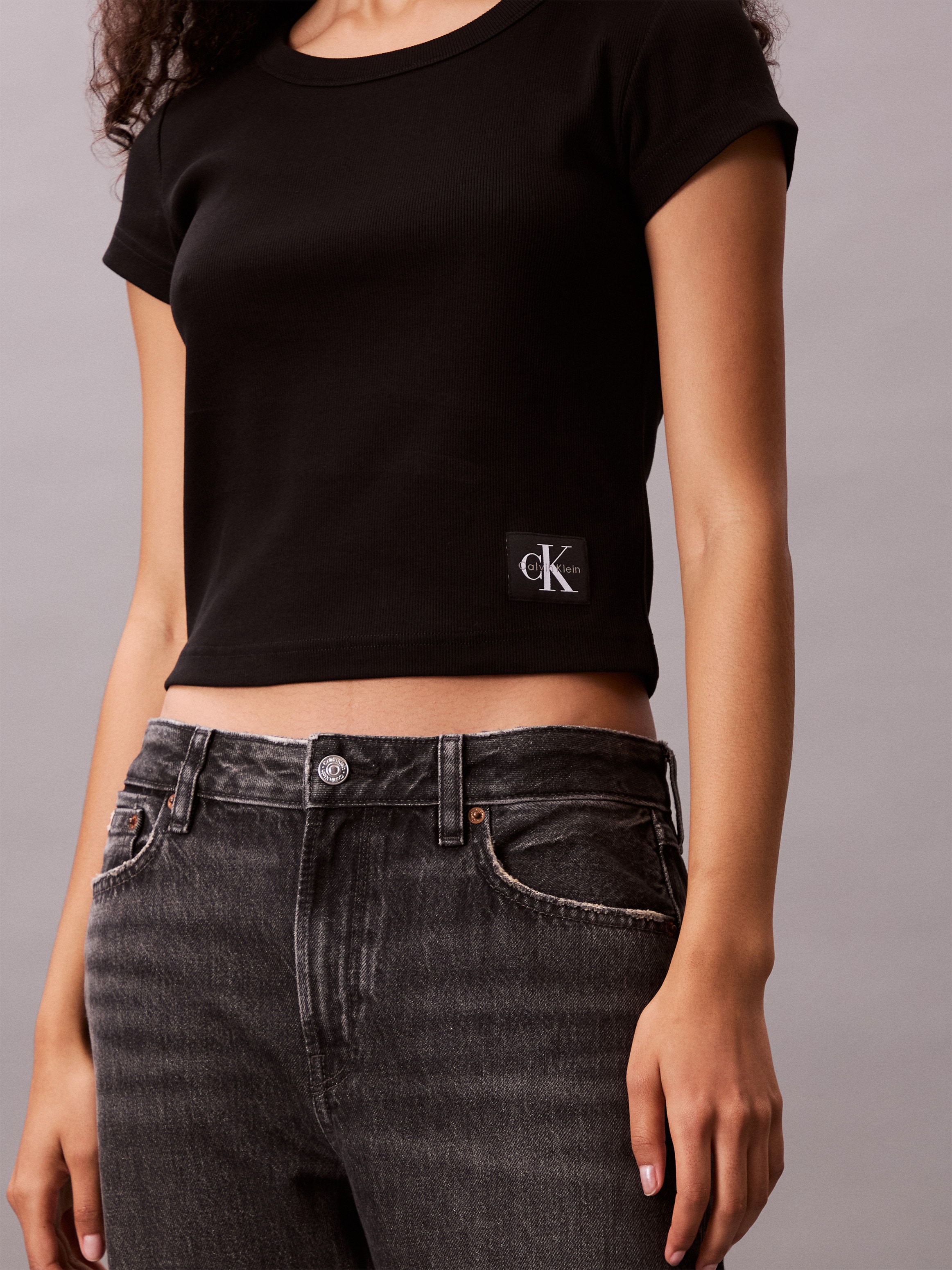 Calvin Klein Jeans T-shirt »WOVEN LABEL BABY RIB« Regular fit mit Rundhalsausschnitt