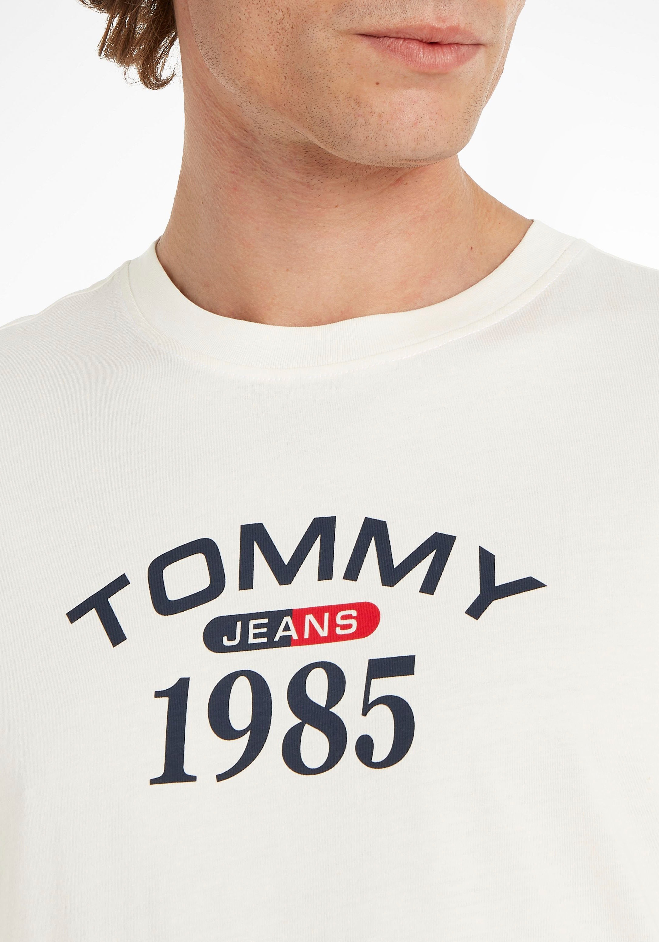 ♕ Tommy Jeans T-Shirt »TJM CLSC 1985 RWB CURVED TEE« versandkostenfrei auf