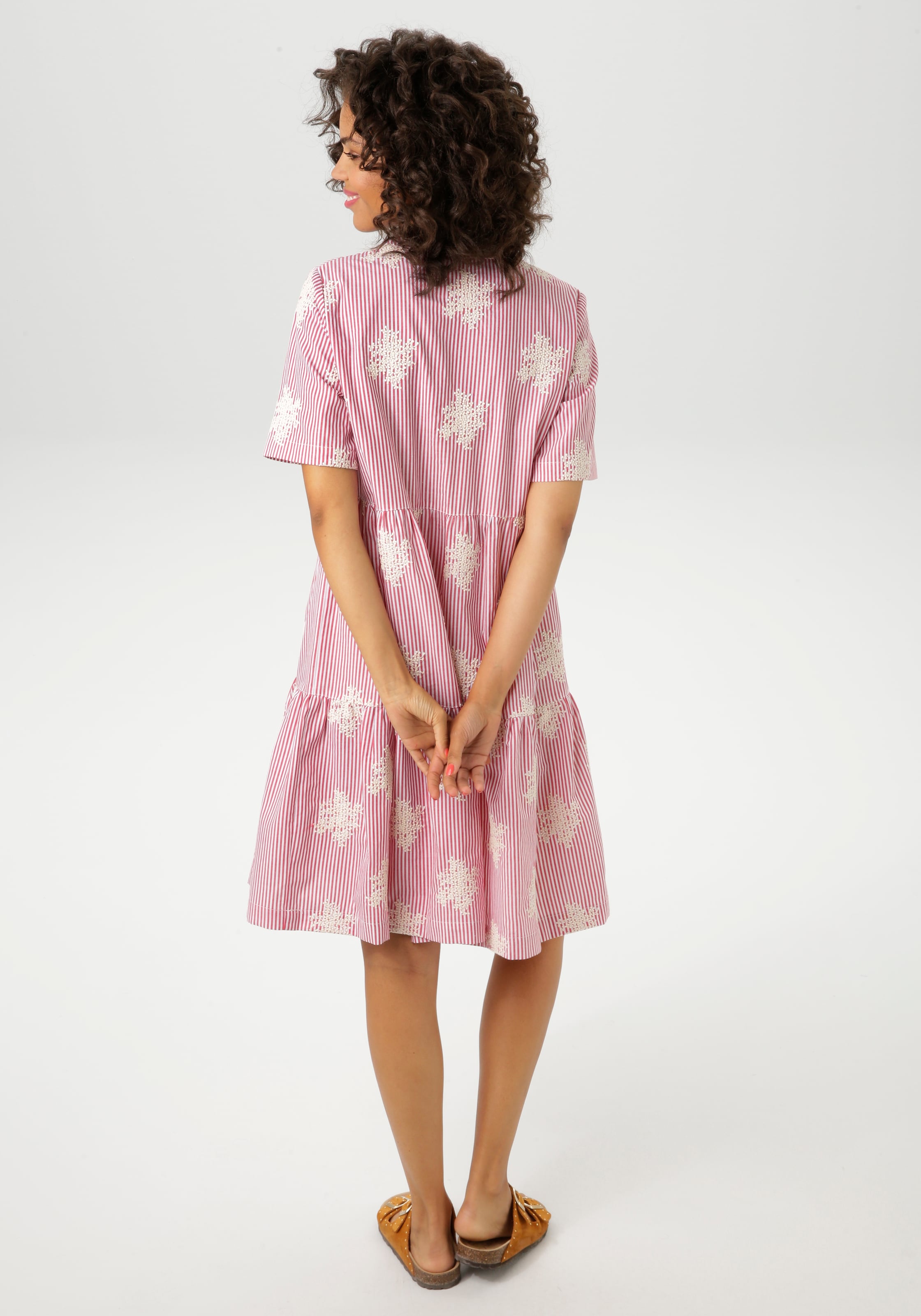Aniston CASUAL Sommerkleid, gestreift und mit aufwändigen Stickereien verziert