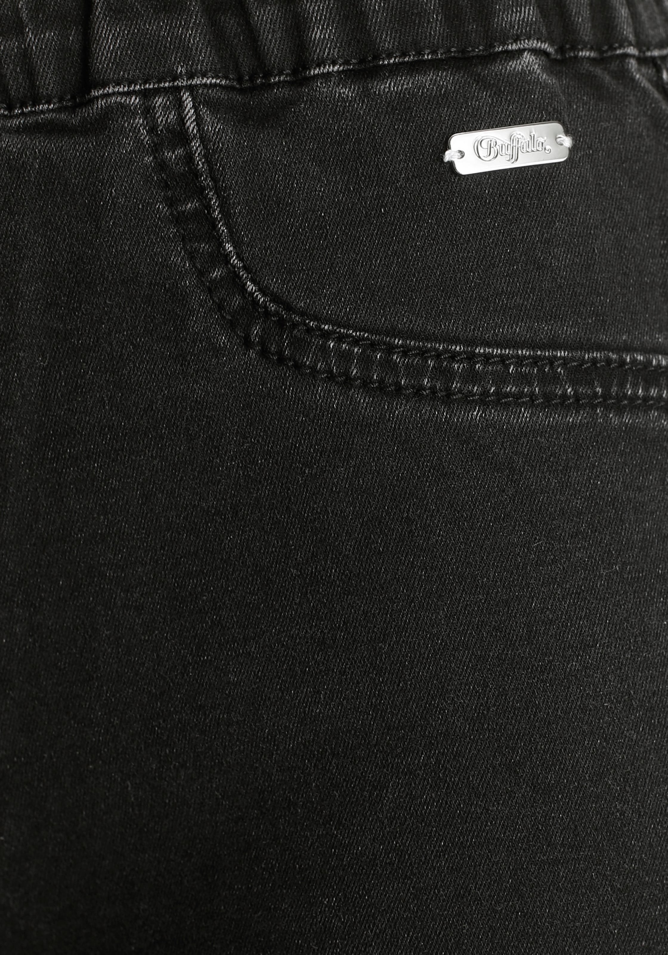 Buffalo Shorts, in elastischem Denim mit zwei Gesässtaschen