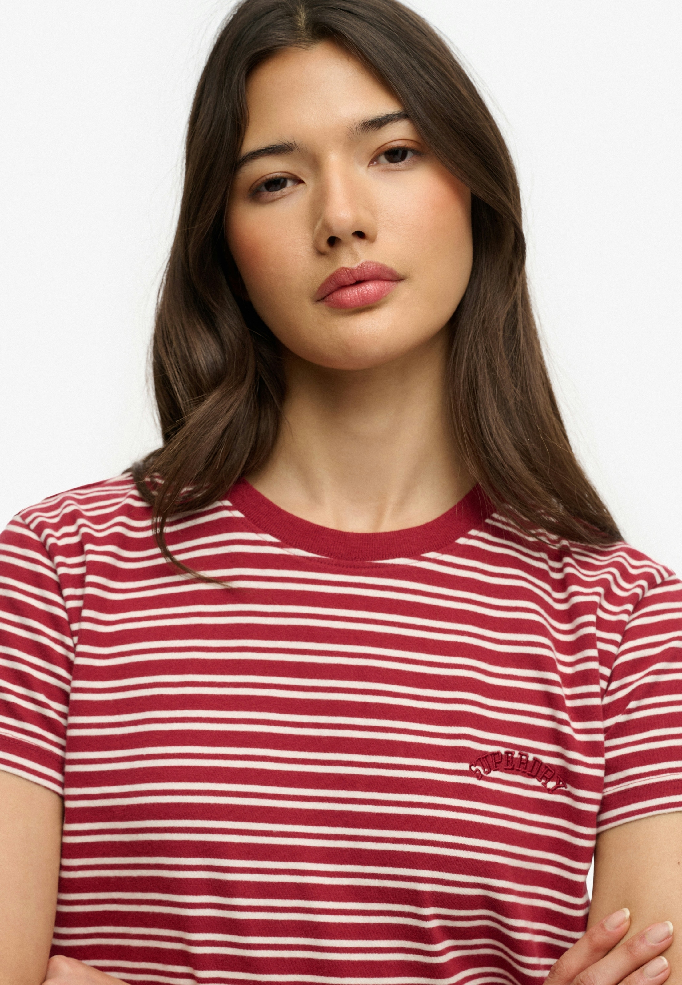 Superdry T-Shirt »ESSENTIAL LOGO STR FITTED TEE« angenehmes Tragegefühl durch besonders weiche Haptik