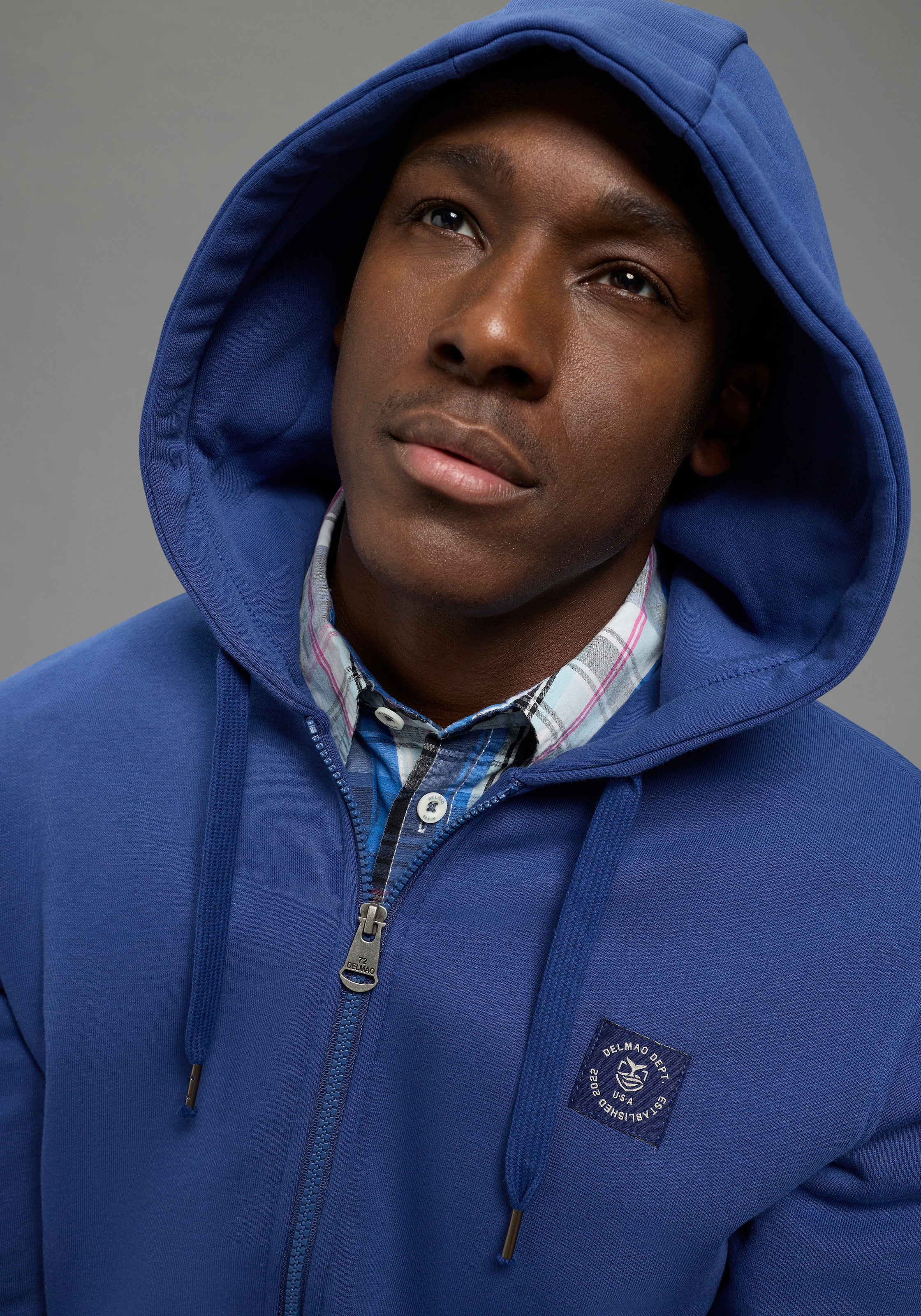 DELMAO Veste sweat mit Kapuze, mit Kordelzug, aus angerauter Sweatware, mit Langarm