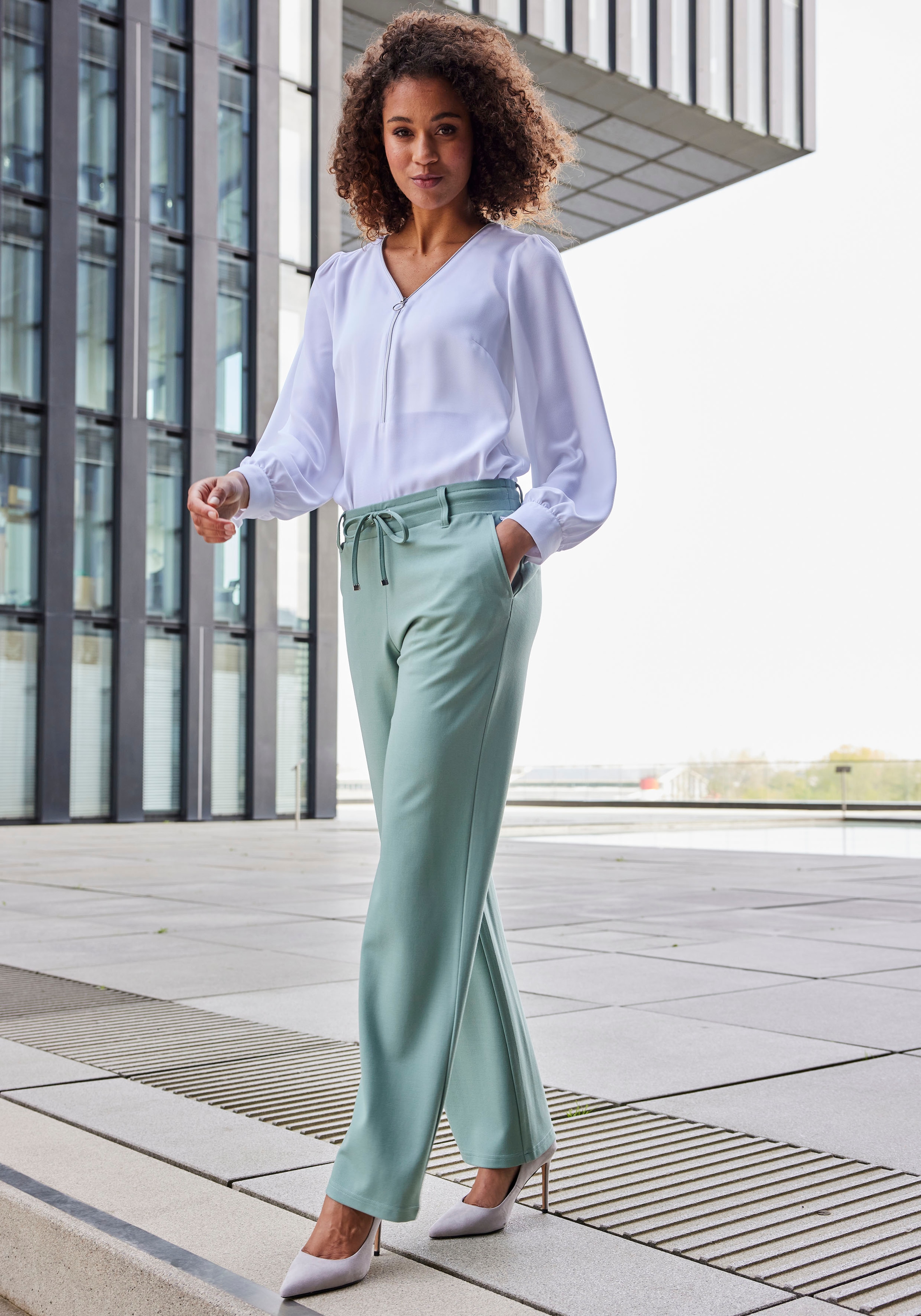 LASCANA Homewearhose, in weich fliessendem Material, Loungewear