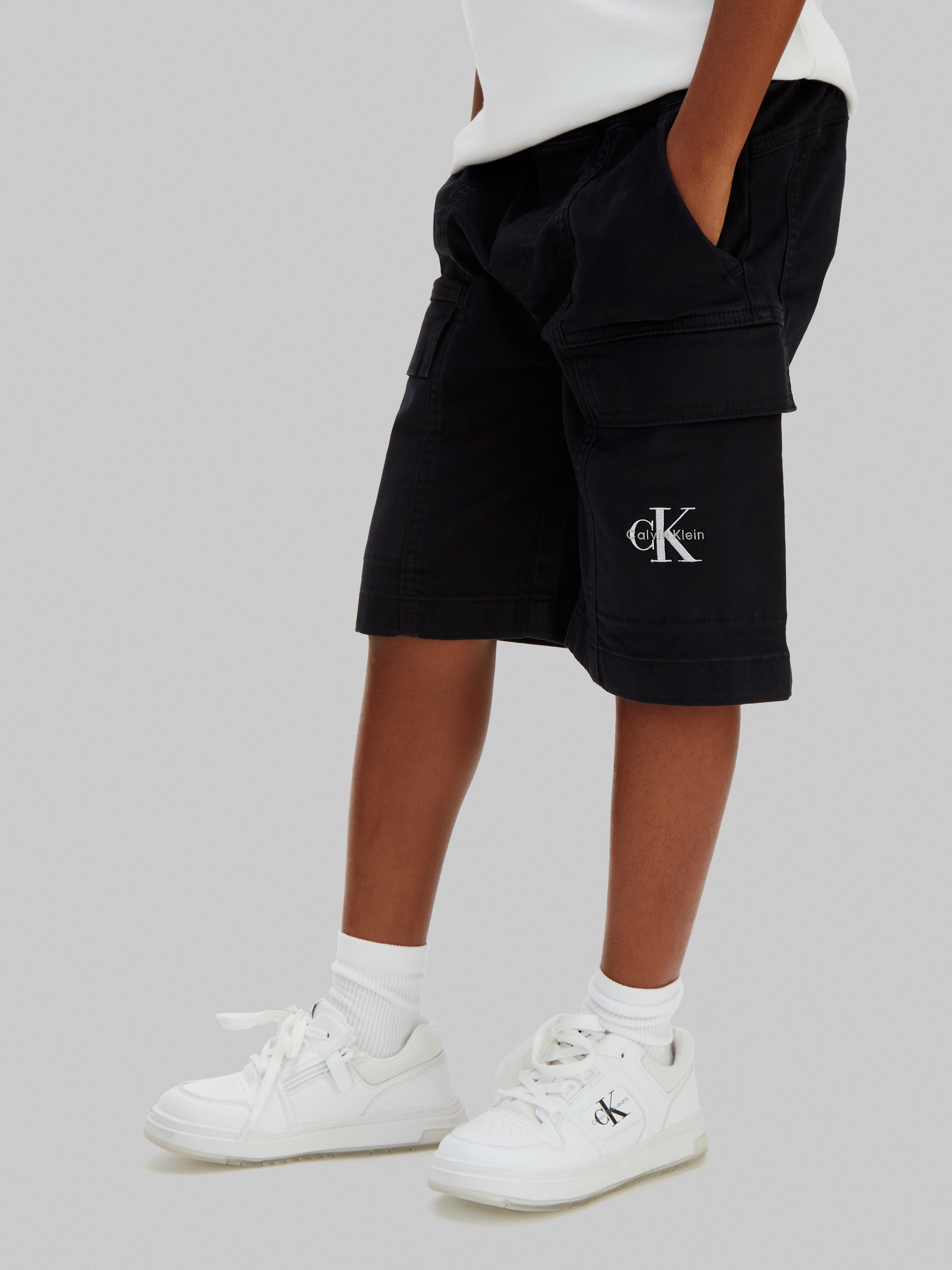 Image of Calvin Klein Cargoshorts "ESSENTIAL WOVEN SHORTS" Regular fit für Kinder mit praktischen Taschen
