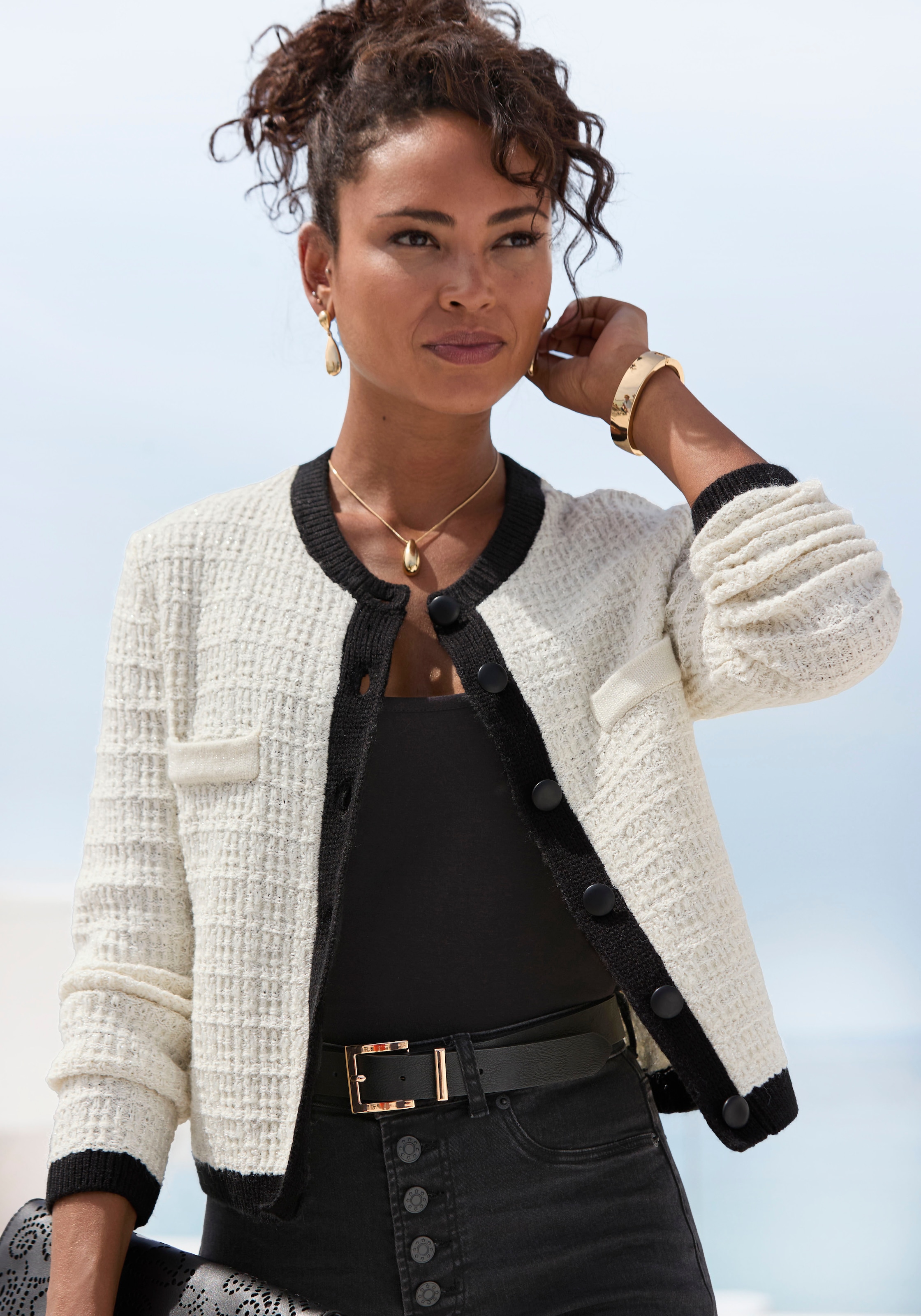 LASCANA Strickjacke, mit dezentem Lurexgarn, Kontrastbündchen, casual-chic, elegant