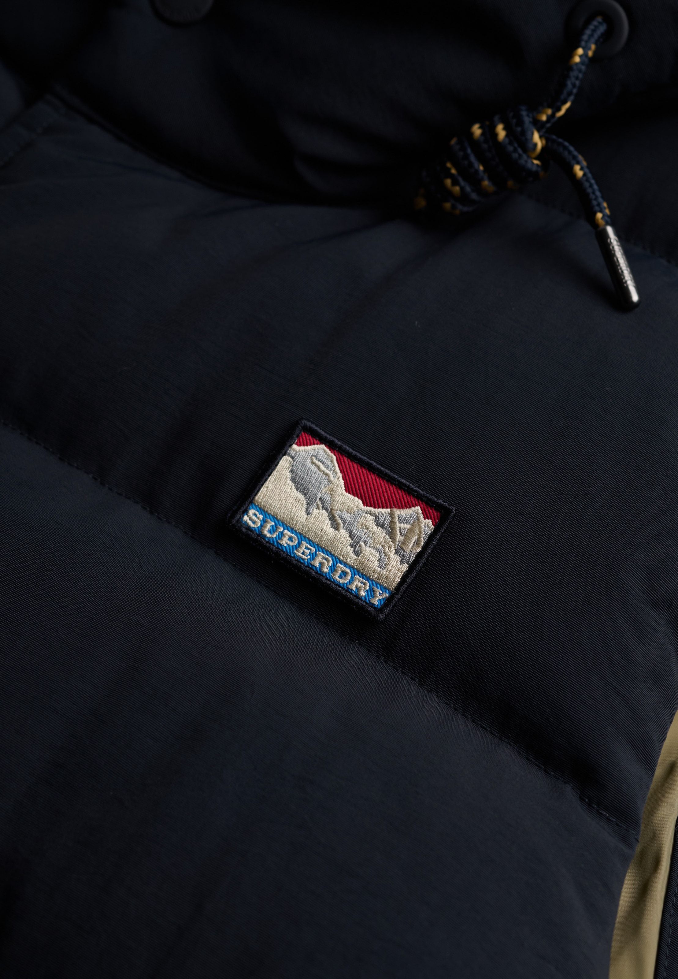 Superdry Steppweste »HOOD SHORT EVEREST GILET« Regular Fit, mit Reissverschluss, aus Nylon und Kunstfaser