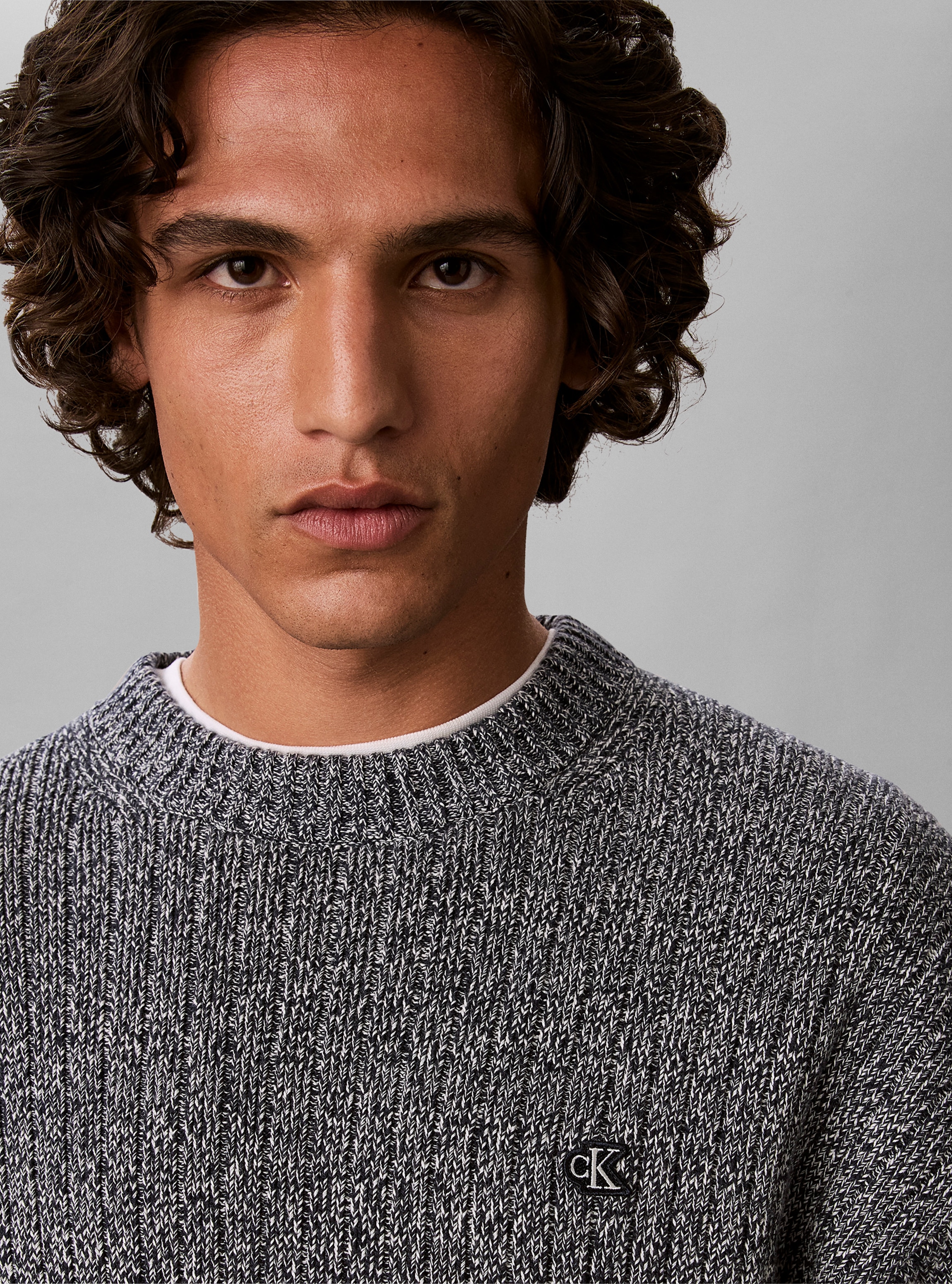 Calvin Klein Jeans Pull en tricot Tricot côtelé, coupe régulière, broderie de logo