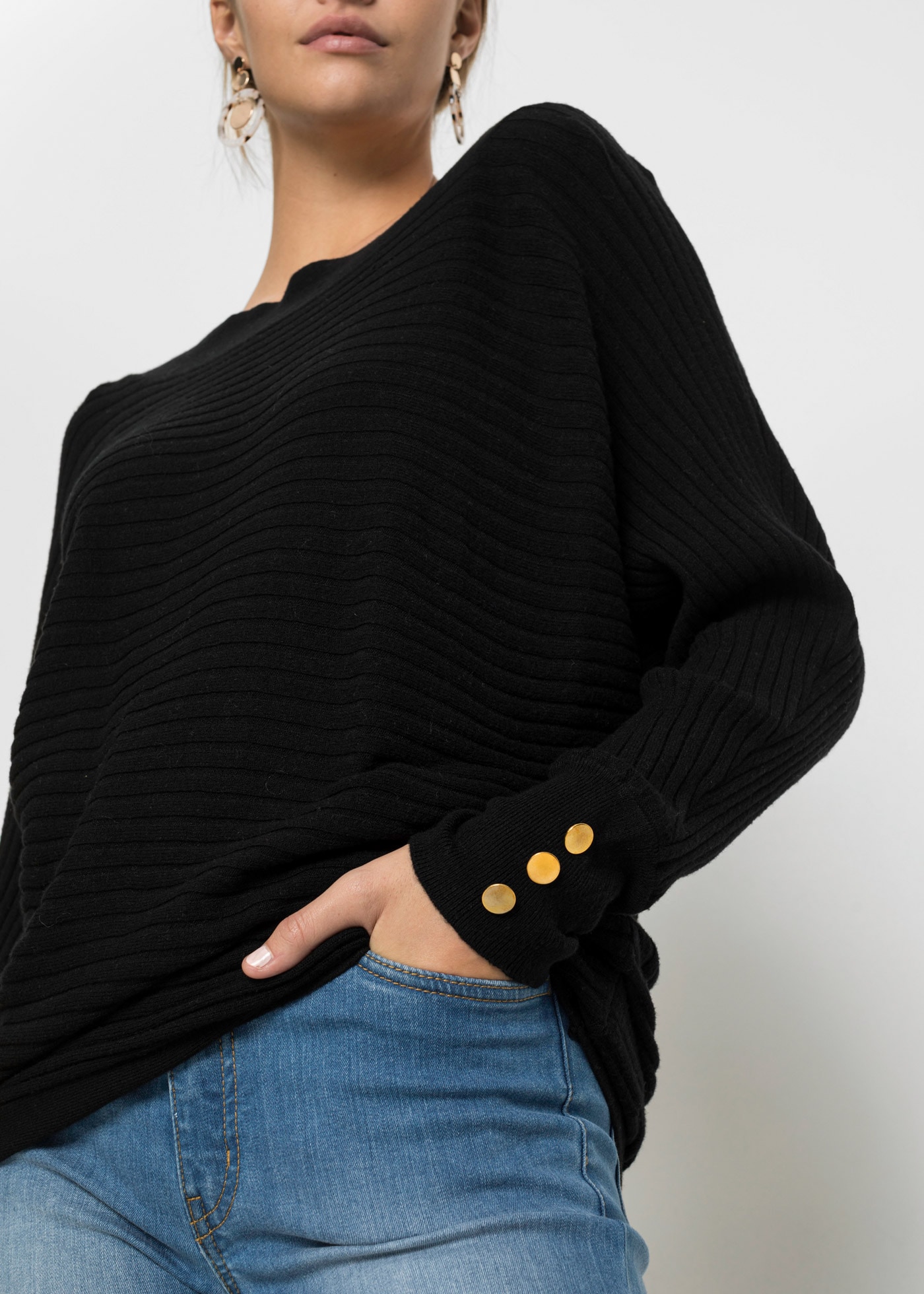 bonprix Pull en tricot aus Viskose, Polyamid und Polyester, mit Knopfdetail