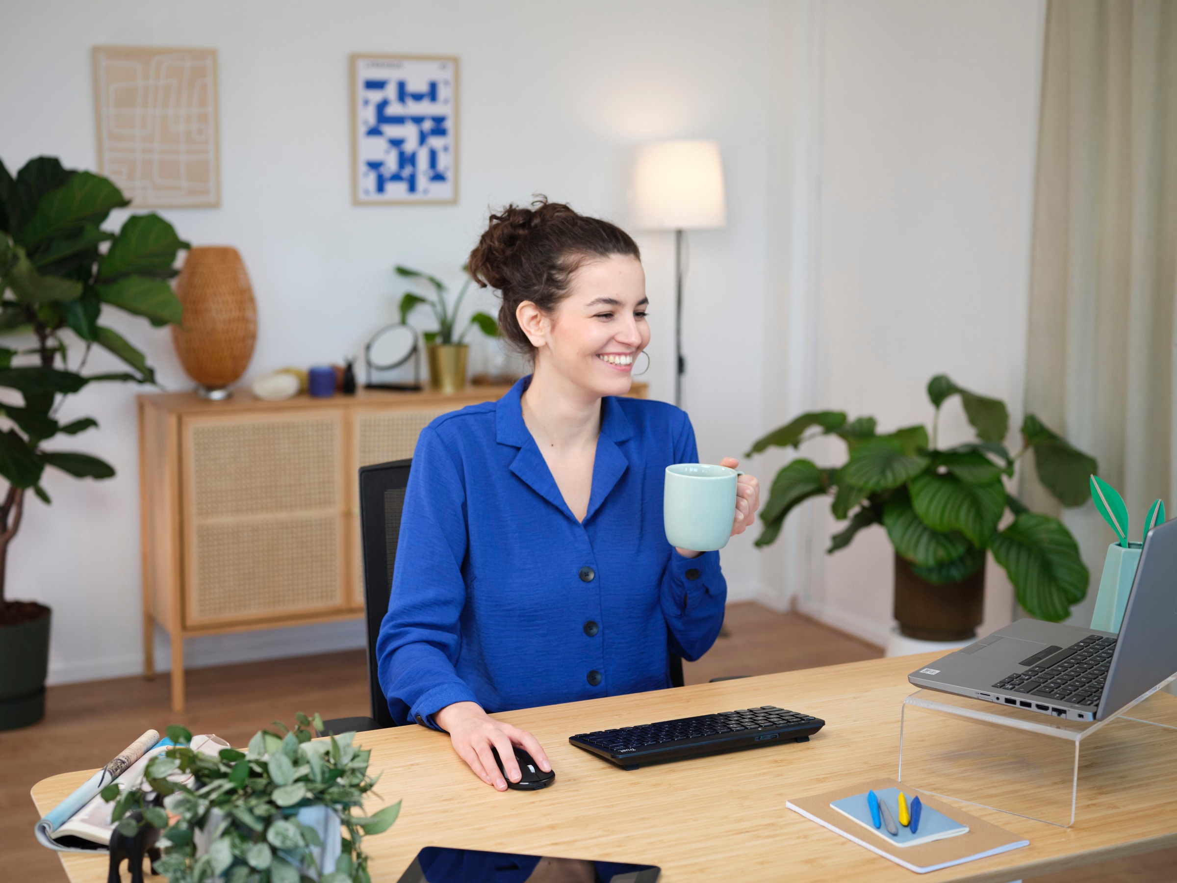 Trust Wireless-Tastatur »Lyra Kompakte Funktastatur«, (USB-Anschluss-Anpassbare Höhe-Multimedia-Tasten)