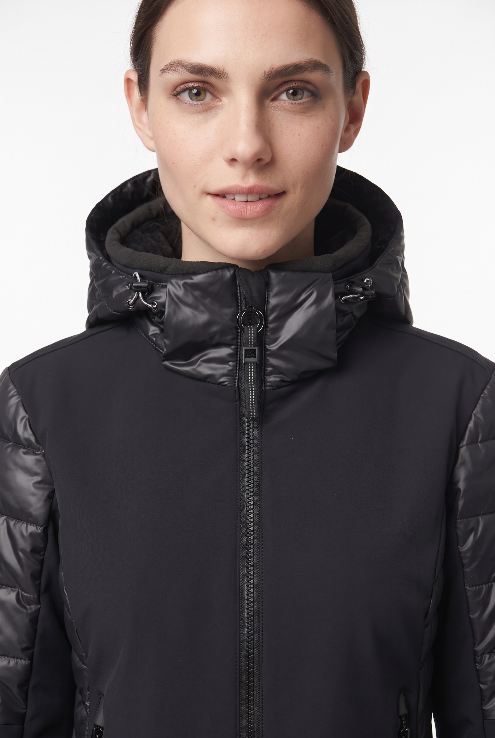 Luhta Softshelljacke »D SOFTSHELLJACKE KIERINKI« mit Kapuze mit Reissverschlusstaschen, wärmend, atmungsaktiv, windabweisend