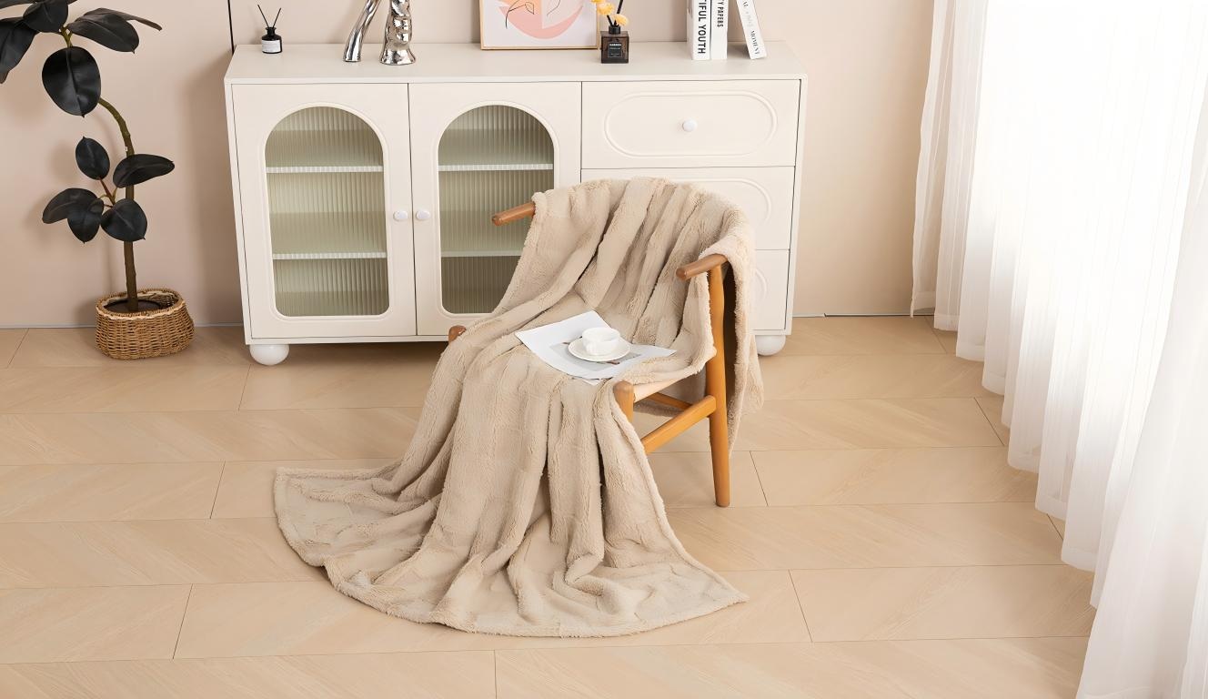 GOODproduct Wohndecke »Cinnia« weich, modern, angenehm, wärmend, pflegeleicht, Decke, 630 g/m²