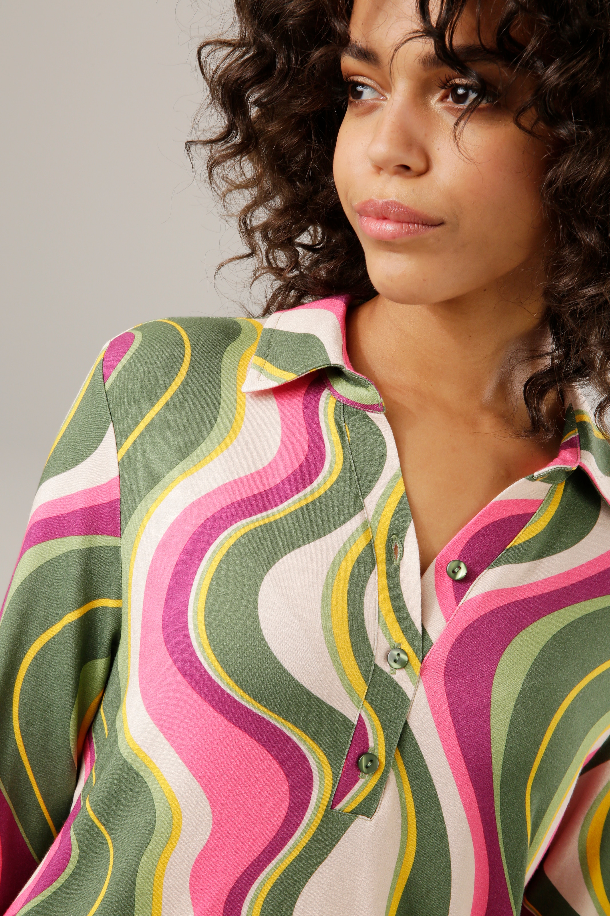 Aniston CASUAL reduziert! - Wellenmuster Teil Shirtbluse, ein farbenfrohes Unikat jedes