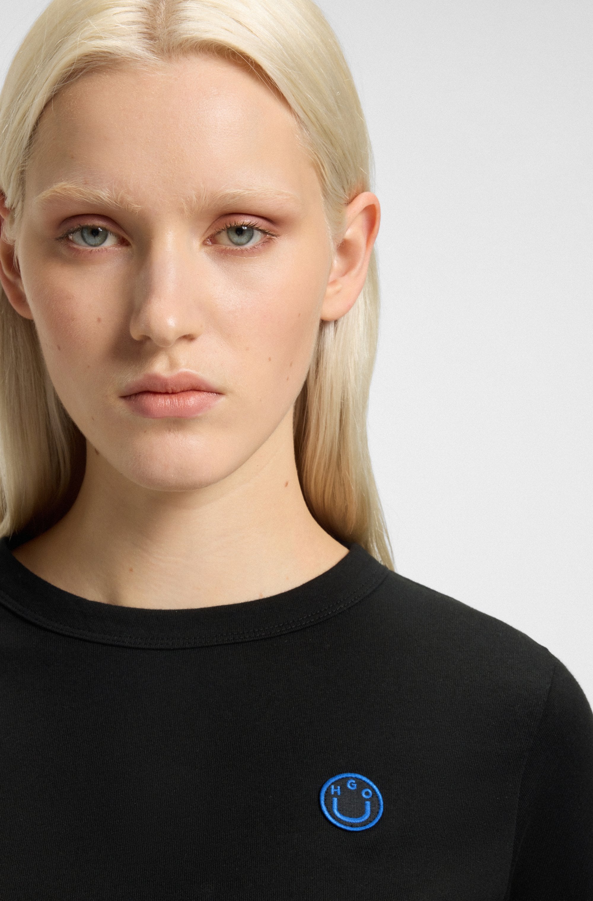 HUGO Blue Longsleeve »Daliria«, mit Label-Badge mit HAPPY HUGO Logo