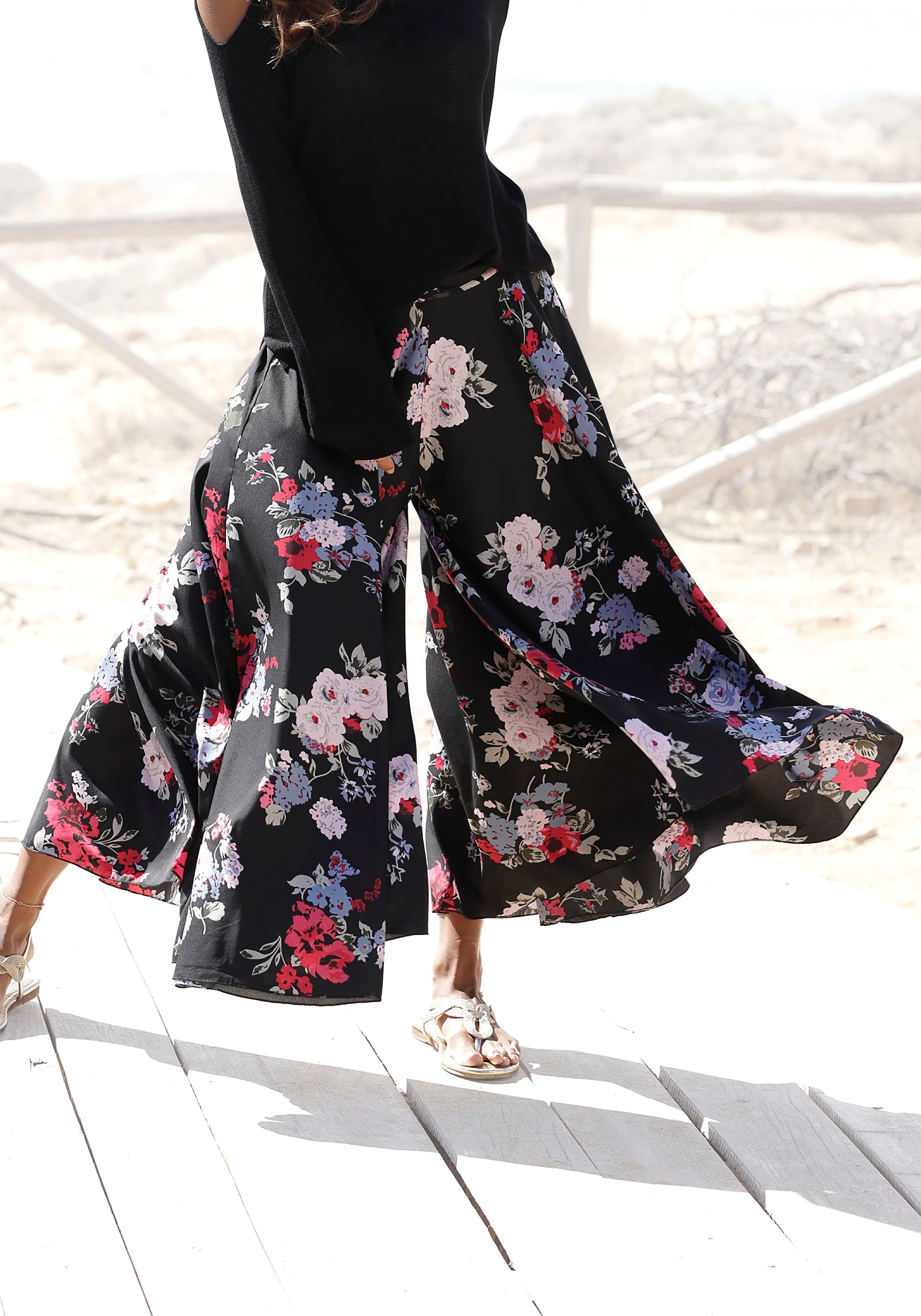 Image of LASCANA Hosenrock mit Blumenprint, Culotte, extraweites Bein, luftige Sommerhose
