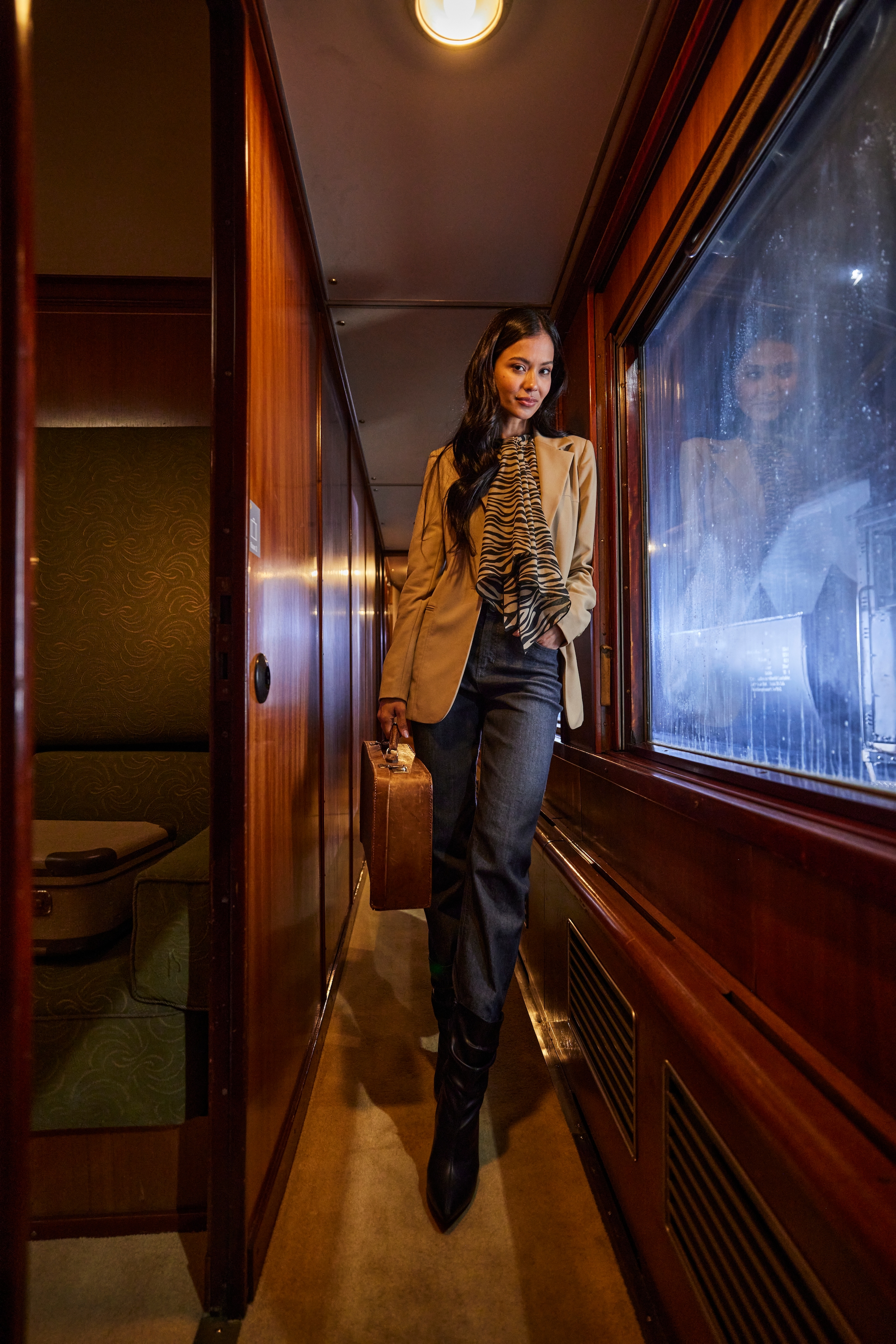 Aniston SELECTED Straight-Jeans, in Straight-Form und mit moderner Waschung - NEUE KOLLEKTION
