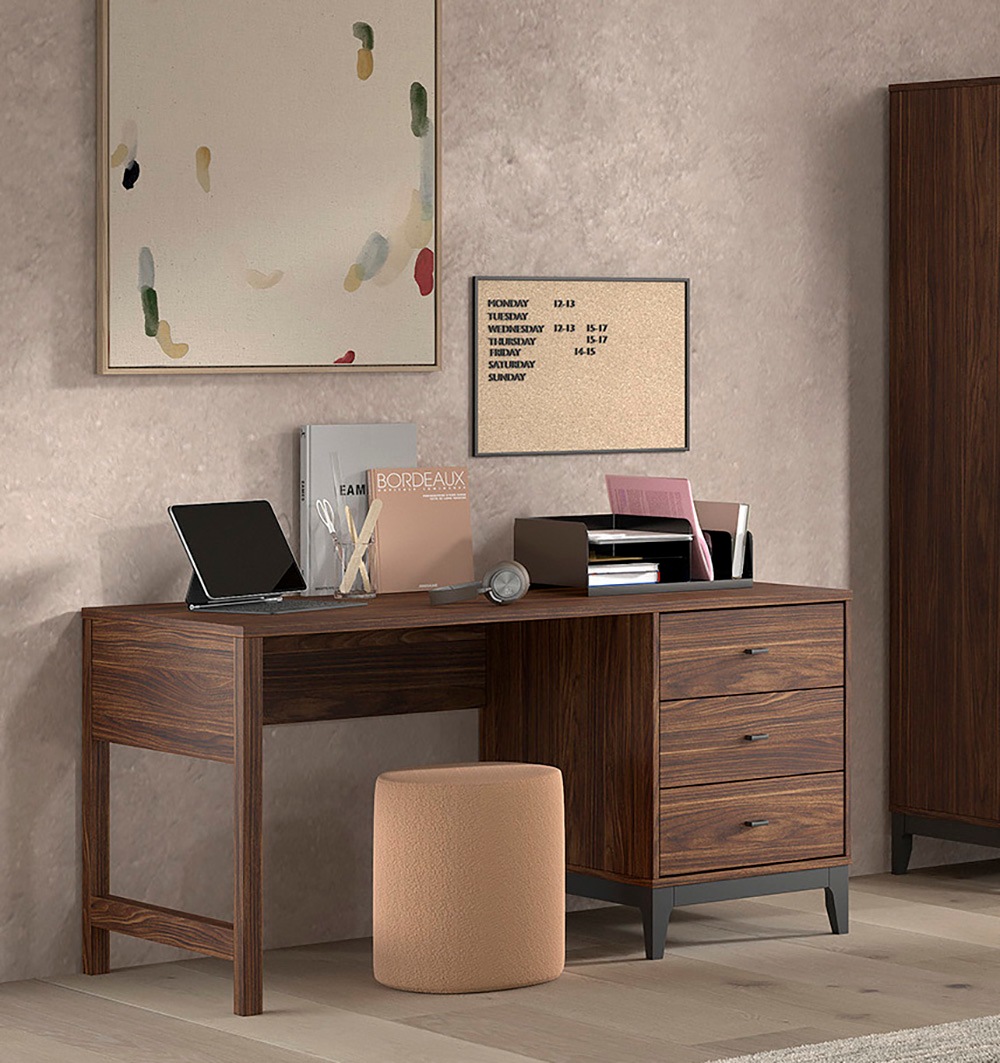 Vipack Schreibtisch »Ilyas, mit grosser Schreibplatte 140 x 70 cm, gradliniges Design« pflegeleichte Melamin Oberfläche in Nussbaum Dekor
