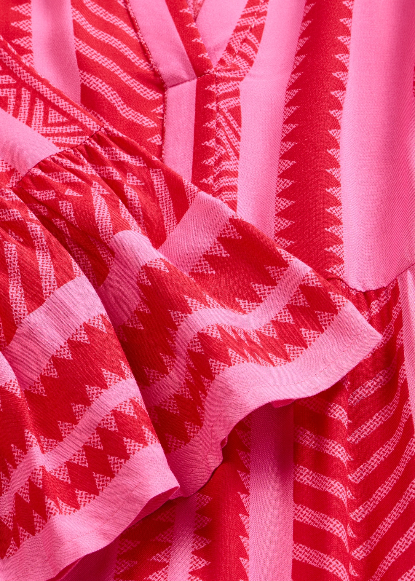 bonprix Maxikleid aus fliessender Viskose, mit Stufen-Rock, A-Linie Passform