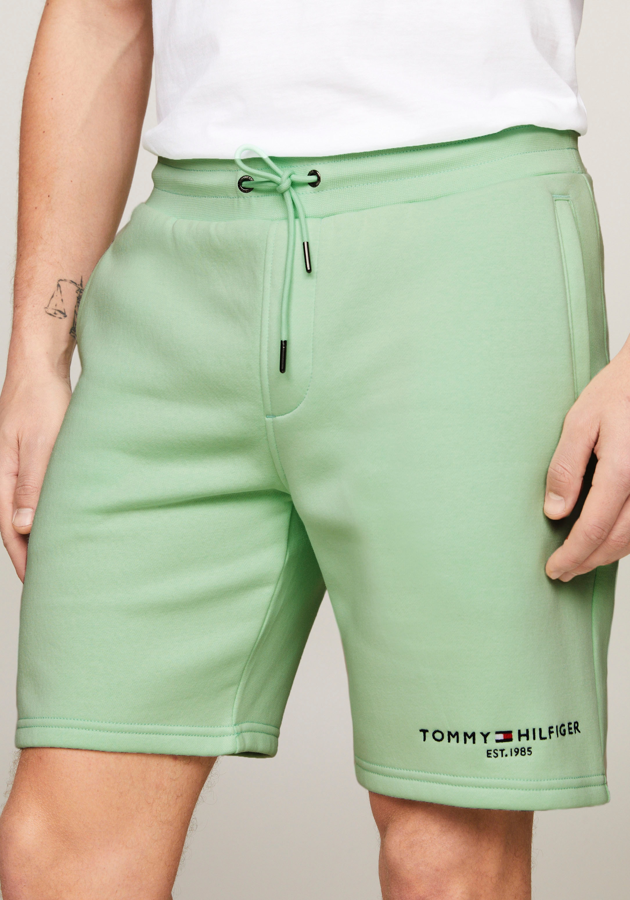 Tommy Hilfiger Shorts »SMALL TOMMY LOGO SWEATSHORTS«, mit elastischem Bund