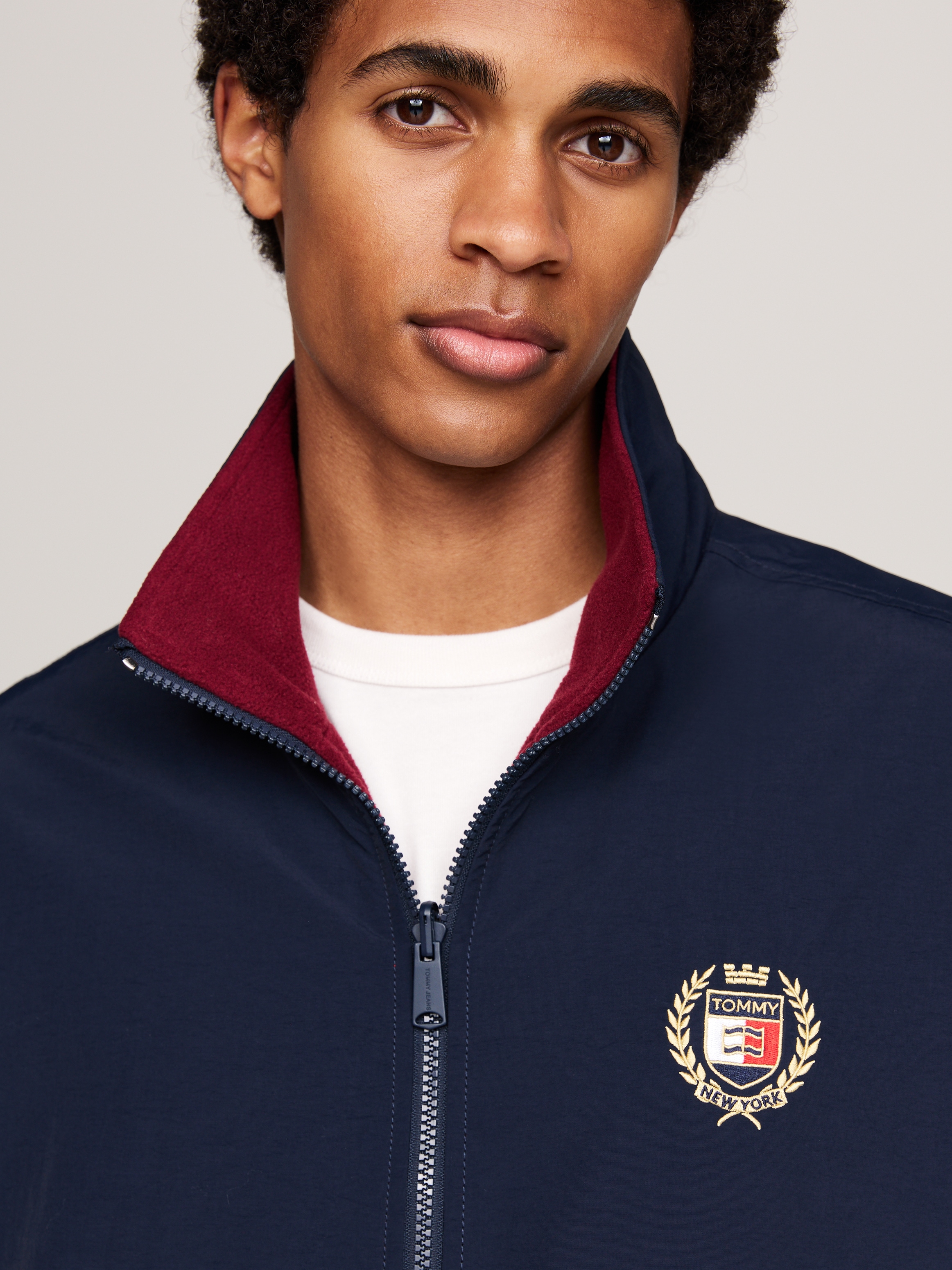 Tommy Jeans Windbreaker »TJM POLAR CREST REVERSE JKT EXT«, Stickerei auf Brusthöhe