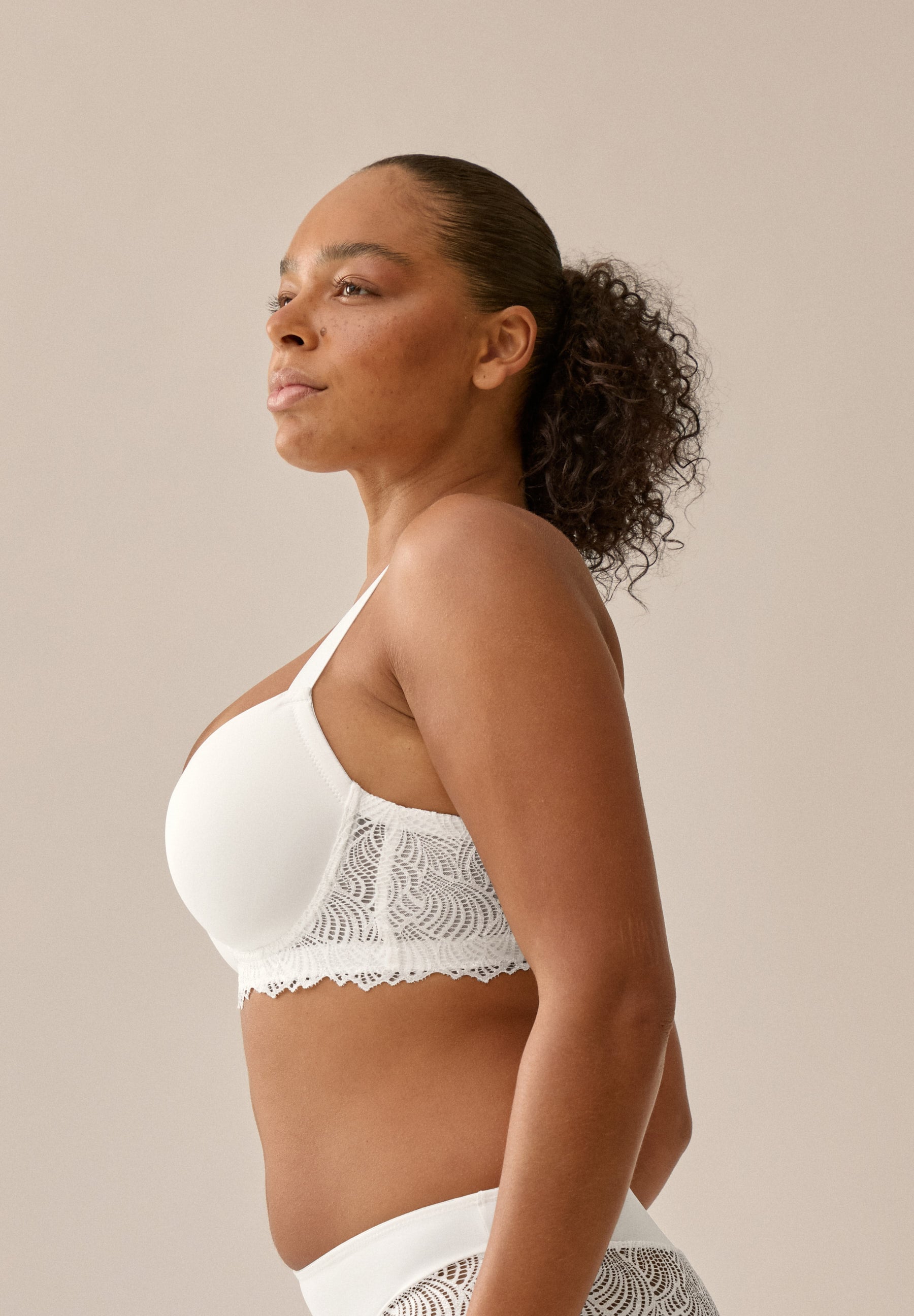 Naturana Soutiens-gorge moulés »The Friday« 1 cuis avec armature, avec dentelle, féminin, doux, confortable