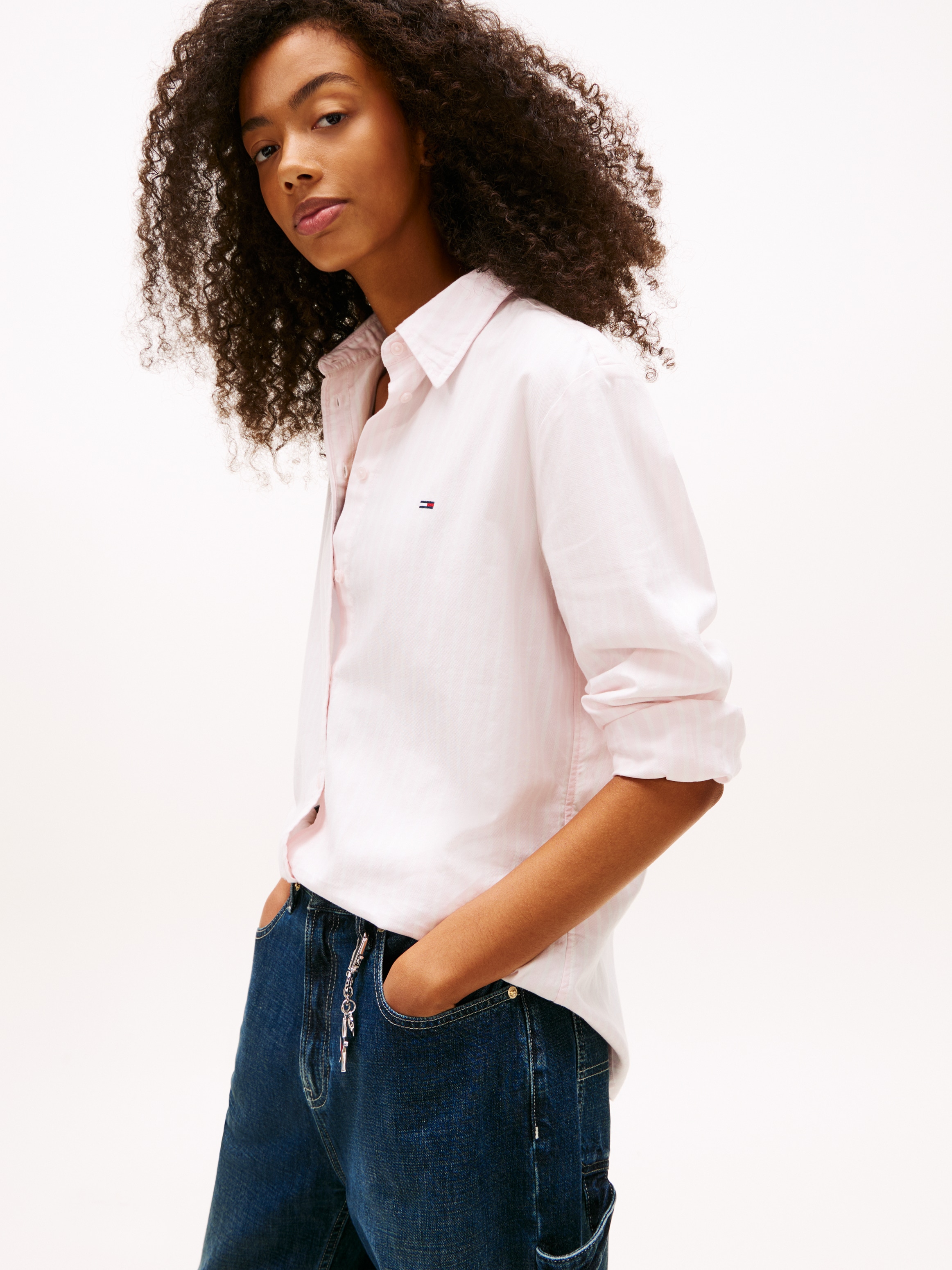 Tommy Jeans Hemdbluse »TJW REG OXFORD SHIRT« mit Logostickerei, abgerundeter Saum