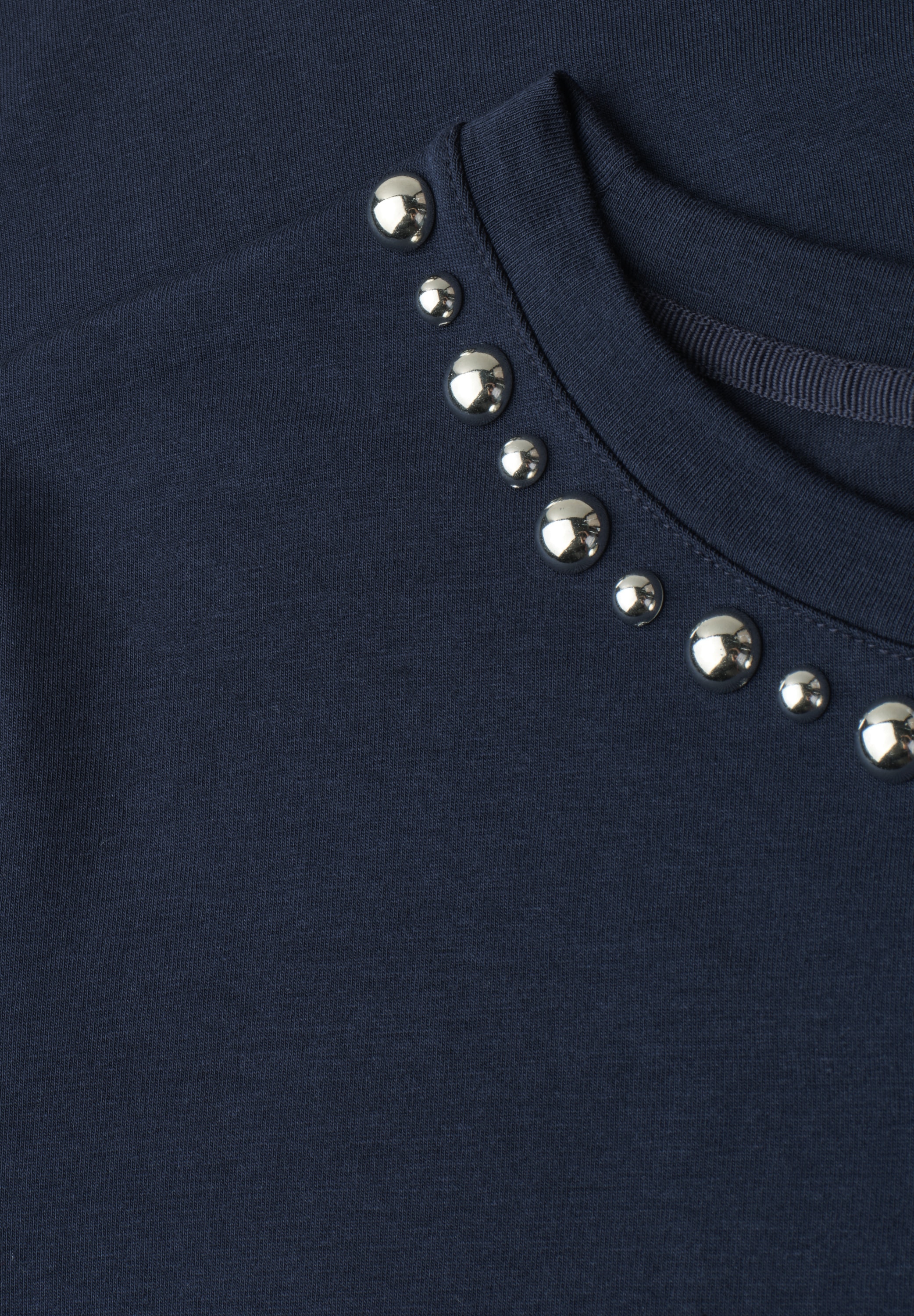 STREET ONE Kurzarmshirt Sommershirt mit dekorativen Details am Rundhals