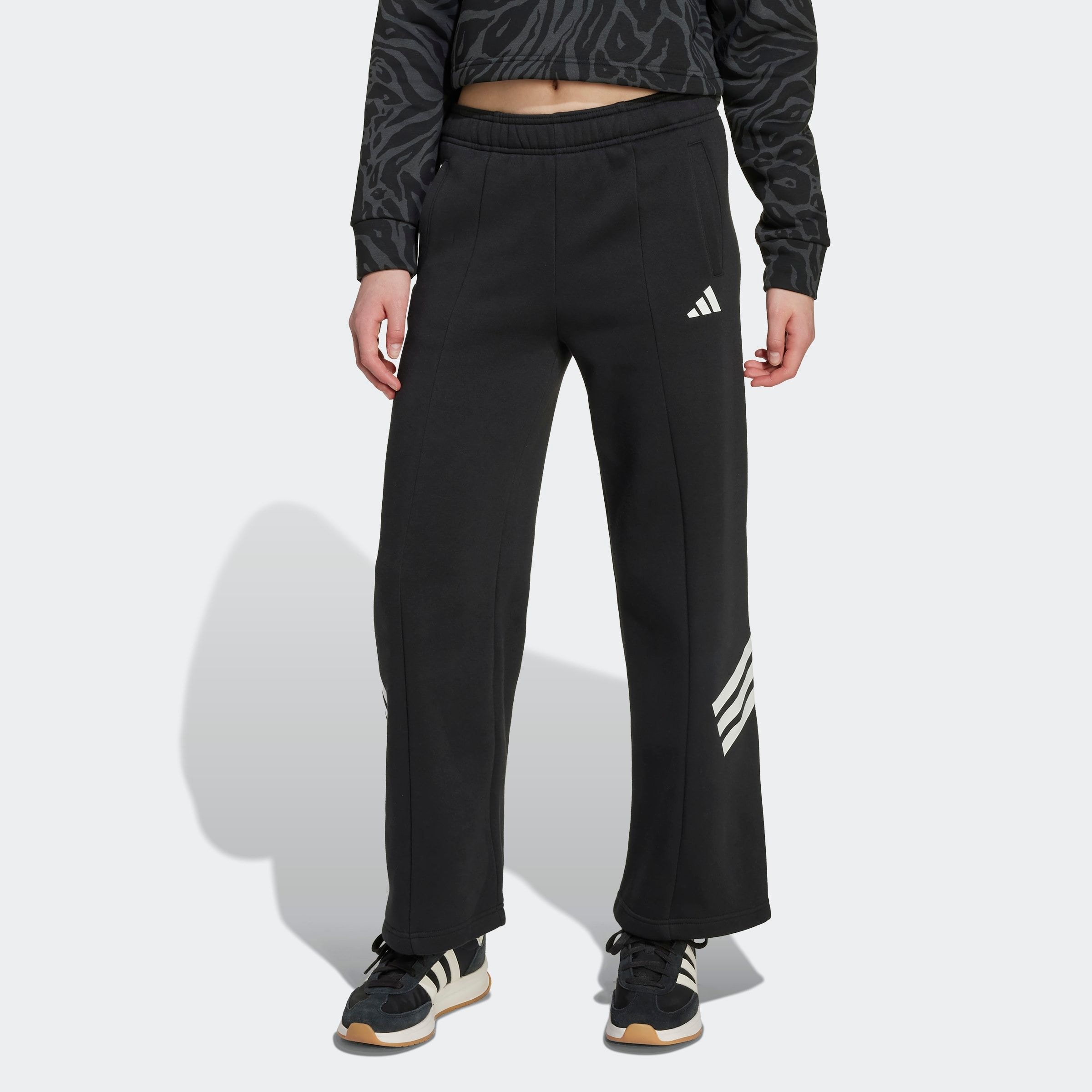 Image of adidas Sportswear Sporthose "FUTURE ICONS MIT WEITEM BEIN UND OFFENEM SAUM KINDER" weite Passform, mit Allover-Print, mit Gummizug, aus weichem Fleece