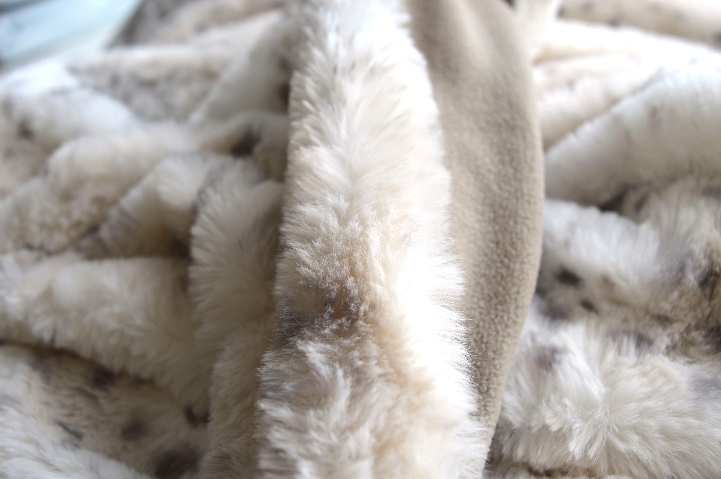 MESANA Wohndecke »Schneeleopard«, aus hochwertigem Fellimitat bequem kaufen | Kunstfelldecken