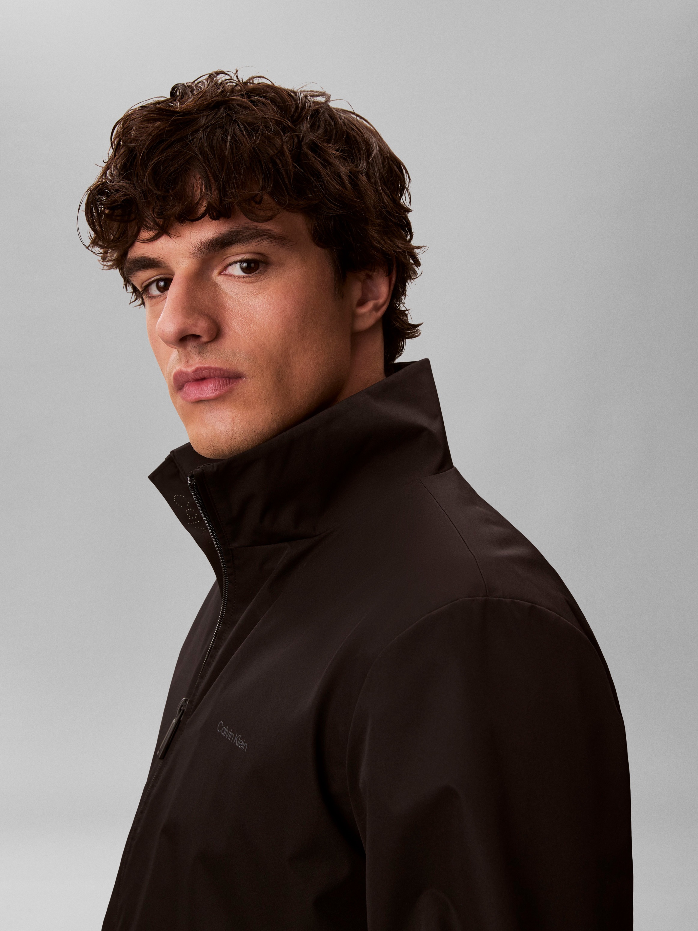 Calvin Klein Coupe-vent »LS NYLON STAND COLLAR WINDBREAKE« sans capuche coupe régulière avec col montant