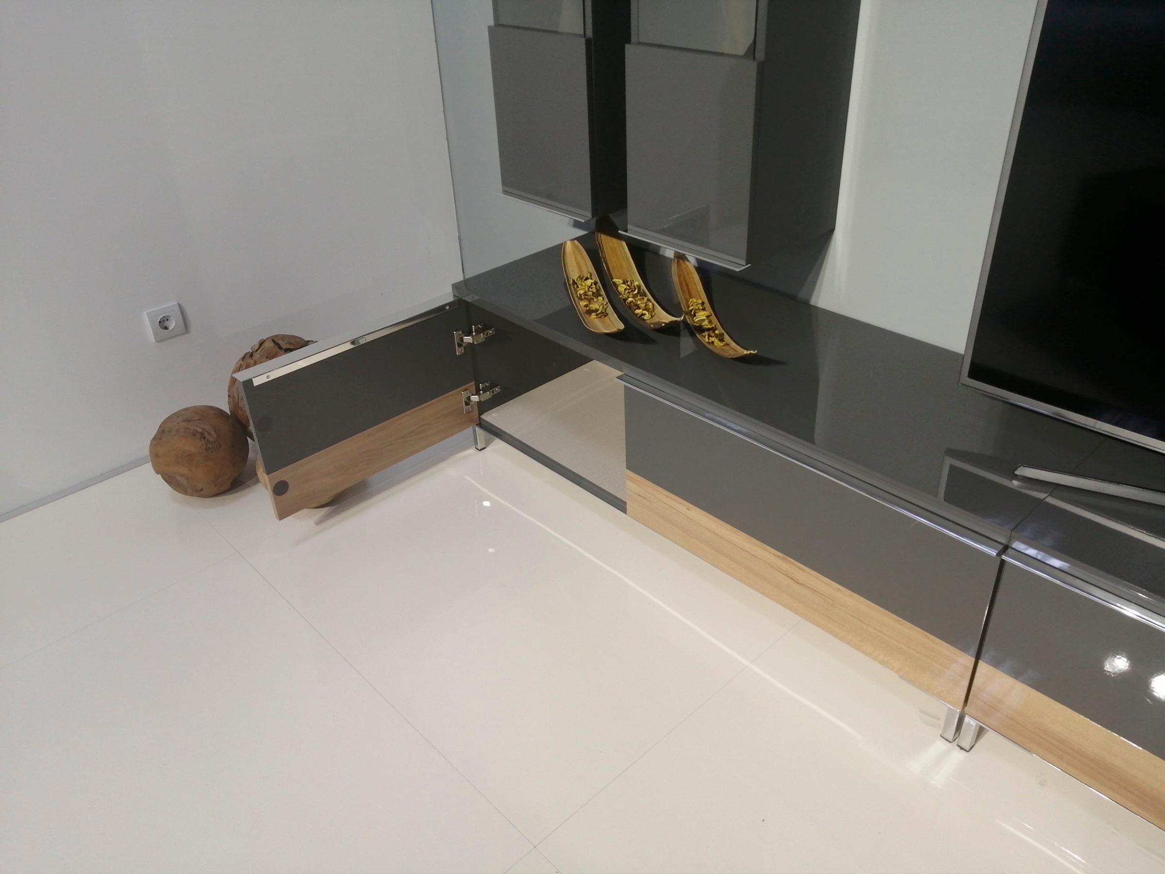 Places of Style Lowboard »Onyx«, Kommode mit Soft-Close-Funktion, in zwei Breiten, Fernsehtisch