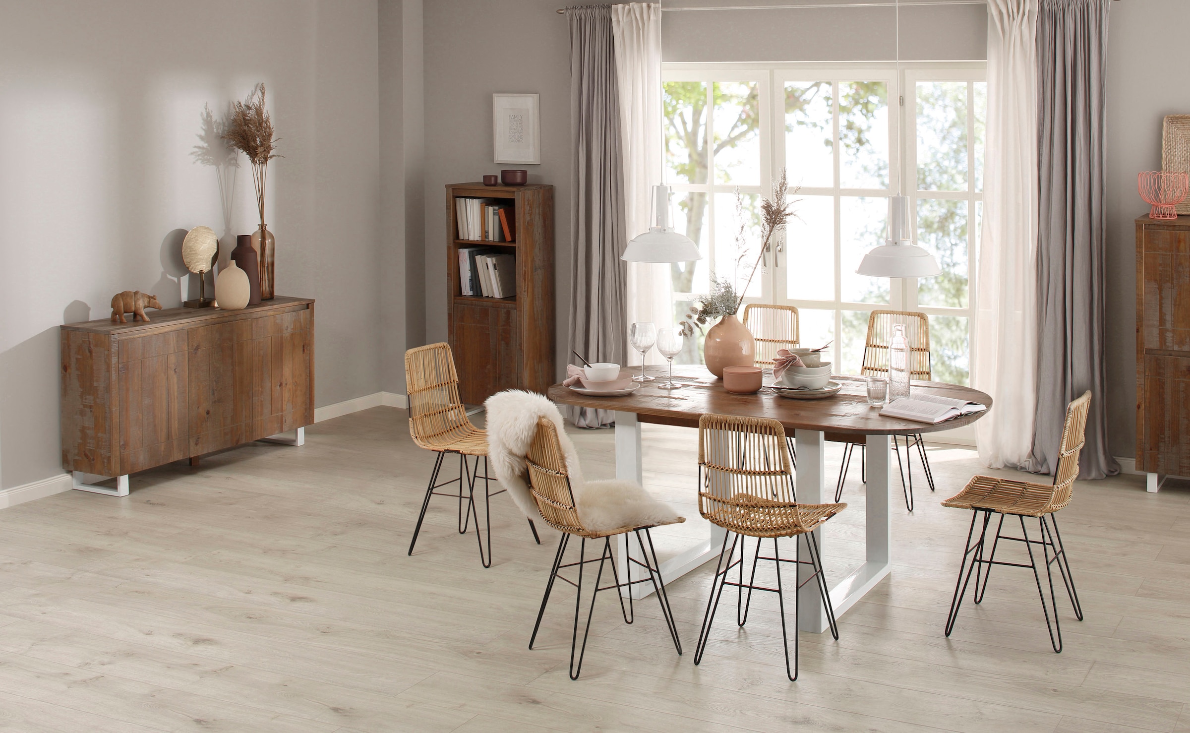 GOODproduct Table de salle à manger »Lagos« aus schönem massivem Kiefernholz, mit weiss lackierten Metallbeinen