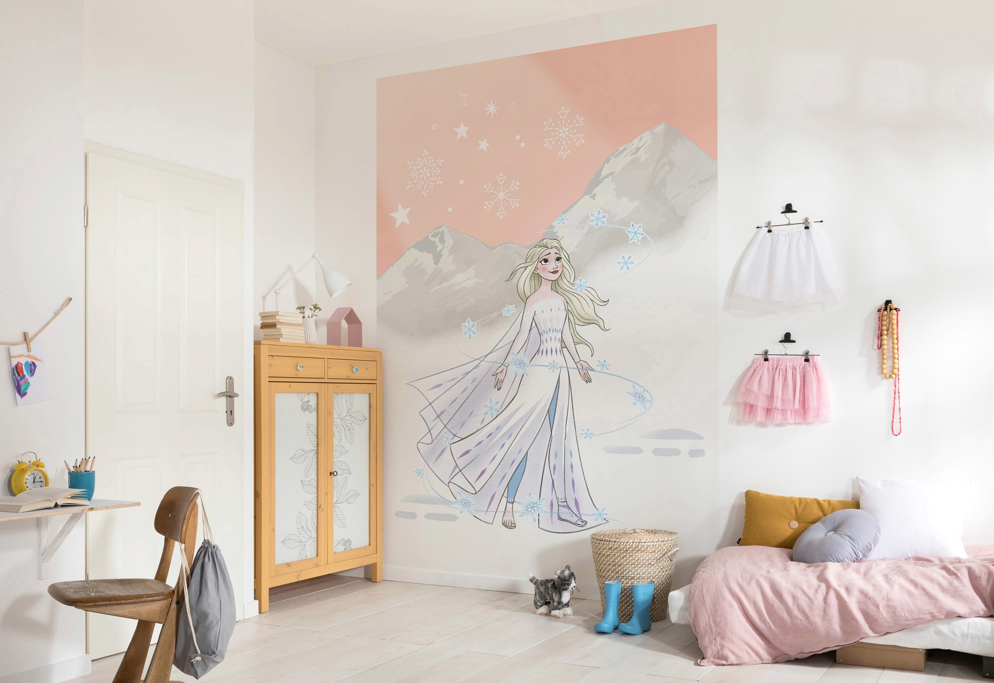 Komar Fototapete »Frozen Winter Magic«, bedruckt-Comic-Retro-mehrfarbig,  200x280 cm (Breite x Höhe) jetzt kaufen