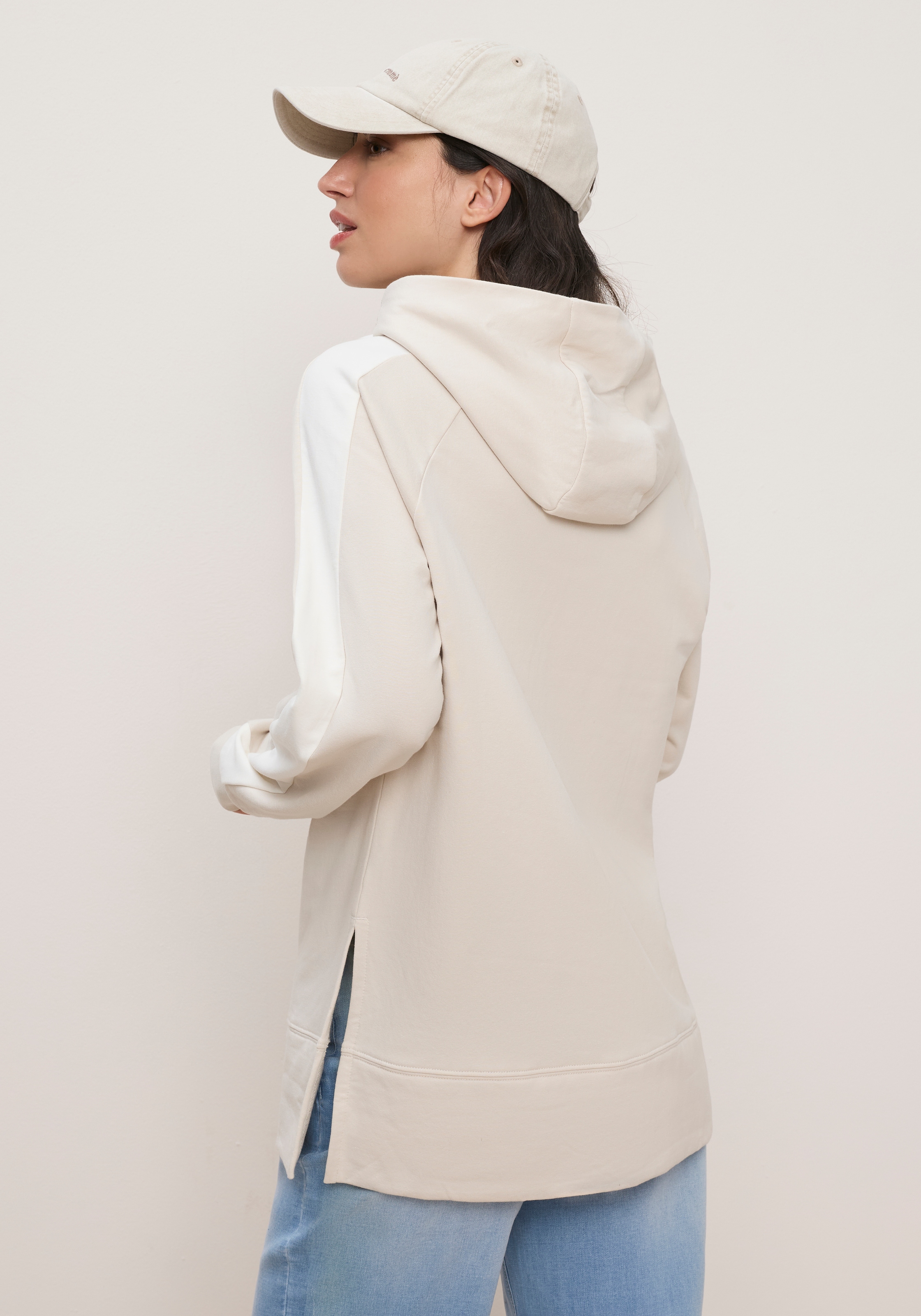 Tamaris Hoodie »mit Kapuze, hüftbedeckende Länge«, mit Kontraststreifen und Schriftzug, aus elastischer Baumwollqualität
