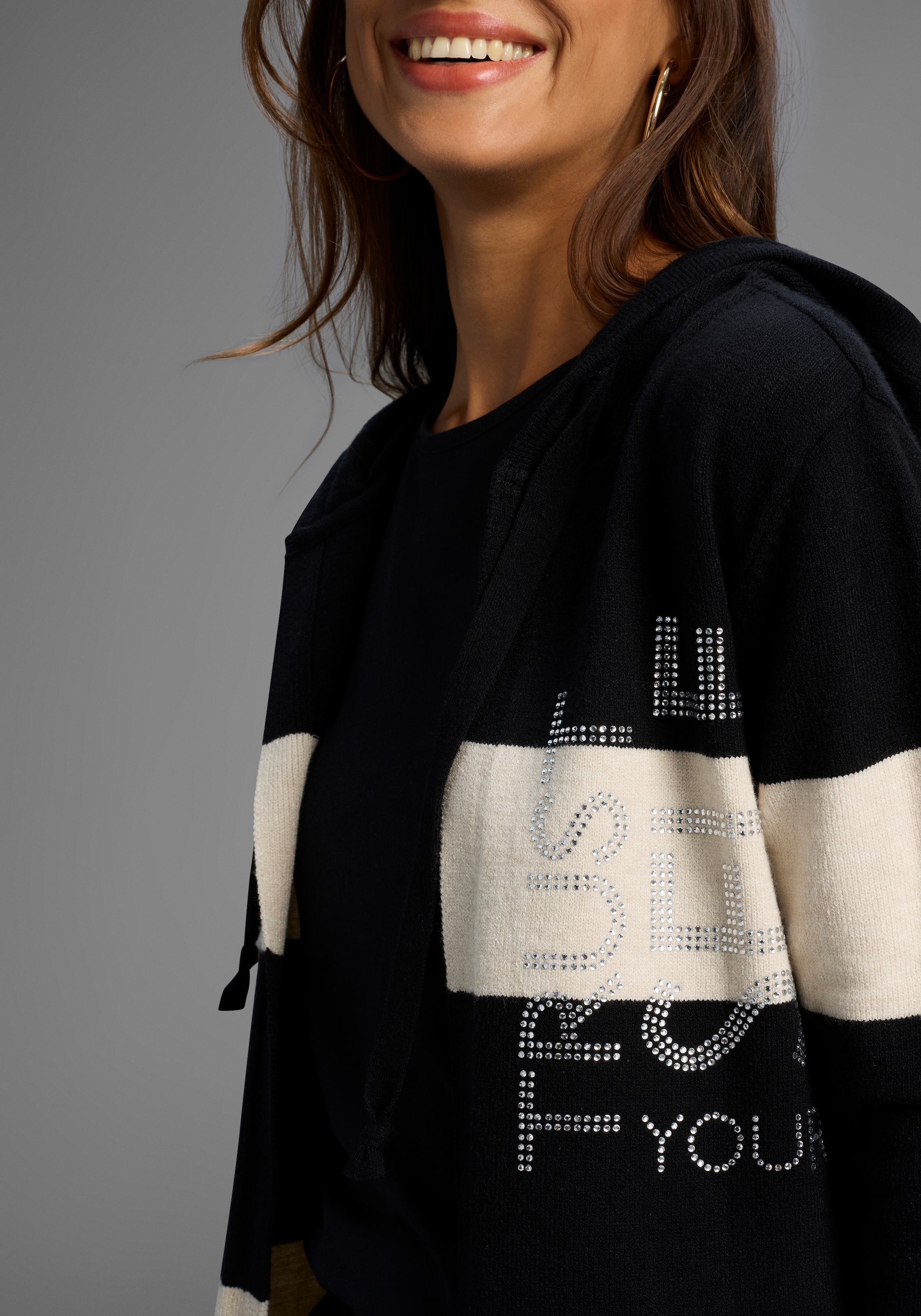 Laura Scott Cardigan à capuche Winterstrick mit Streifen und Glitzerdetails - NEUE KOLLEKTION