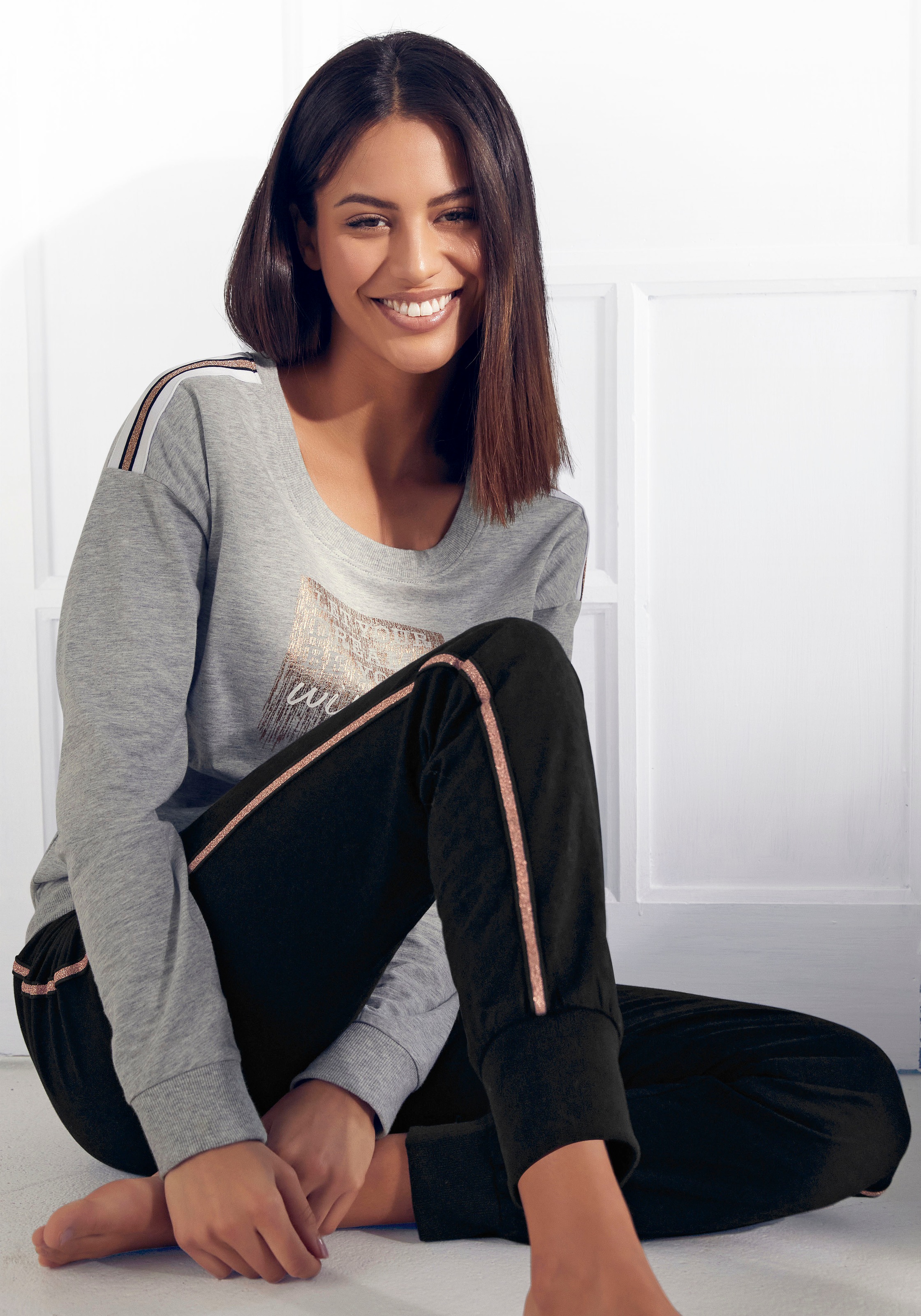 Image of Vivance Dreams Pyjama, mit kontrastfarbenen Tape Details bei Ackermann Versand Schweiz