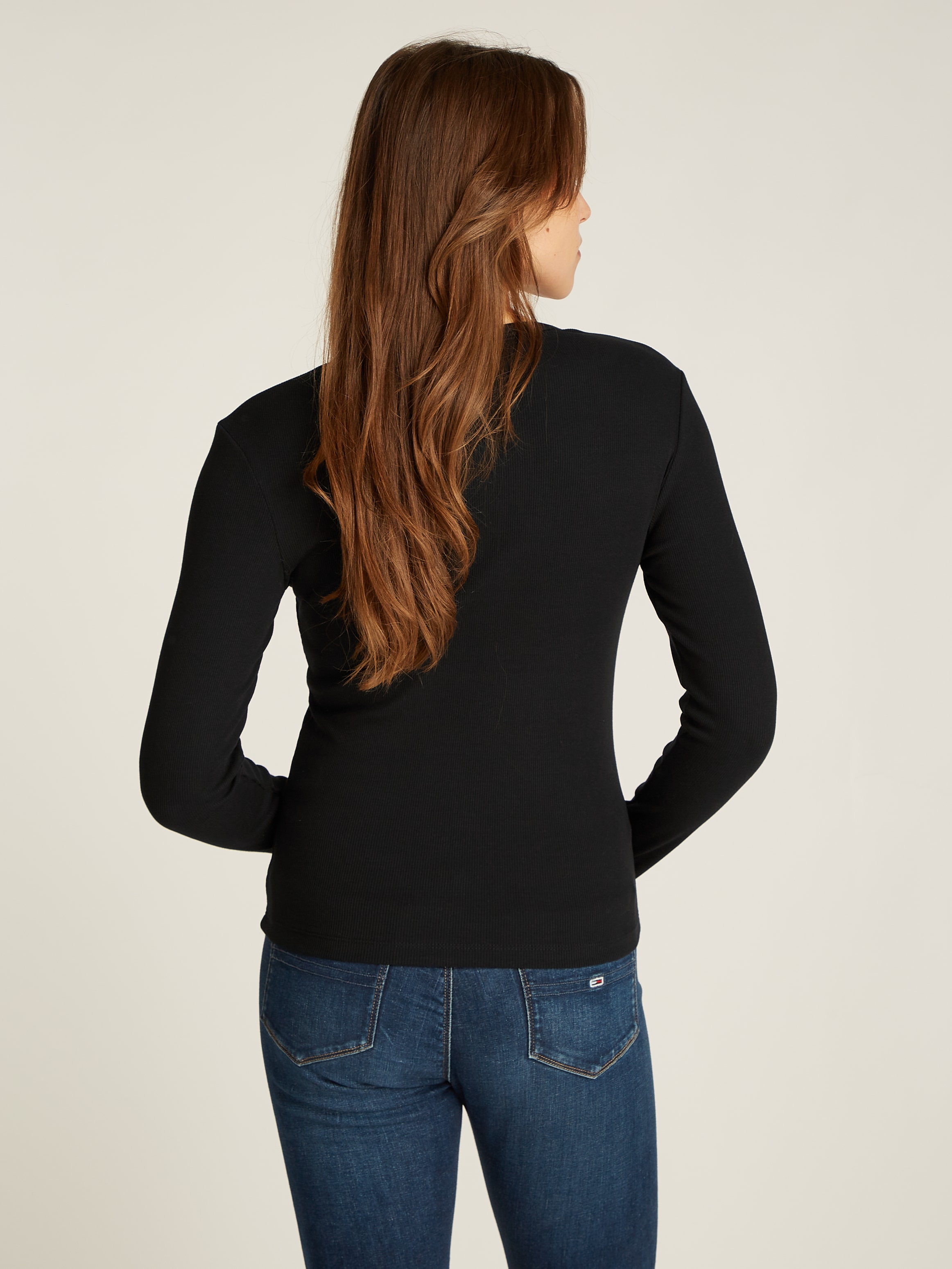 Tommy Jeans Curve Langarmshirt »TJW SLIM LS BADGE TEE EXT«, in Grossen Grössen, Badge, Langarm