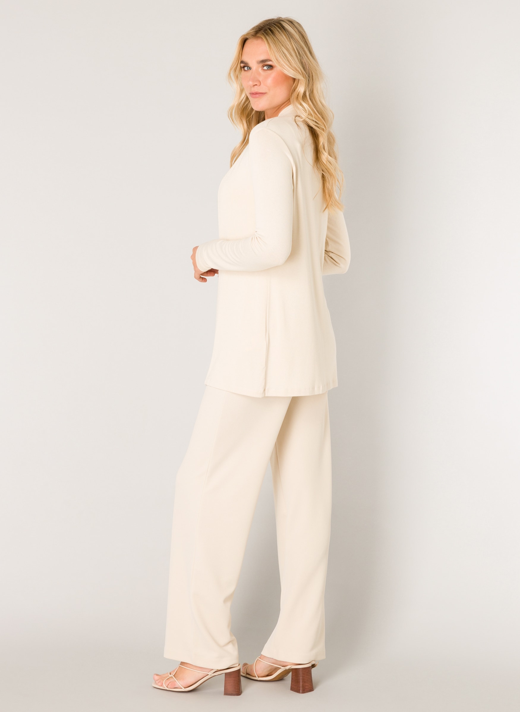 Base Level Strickjacke »Yayla«, In elastischem Feinstrick
