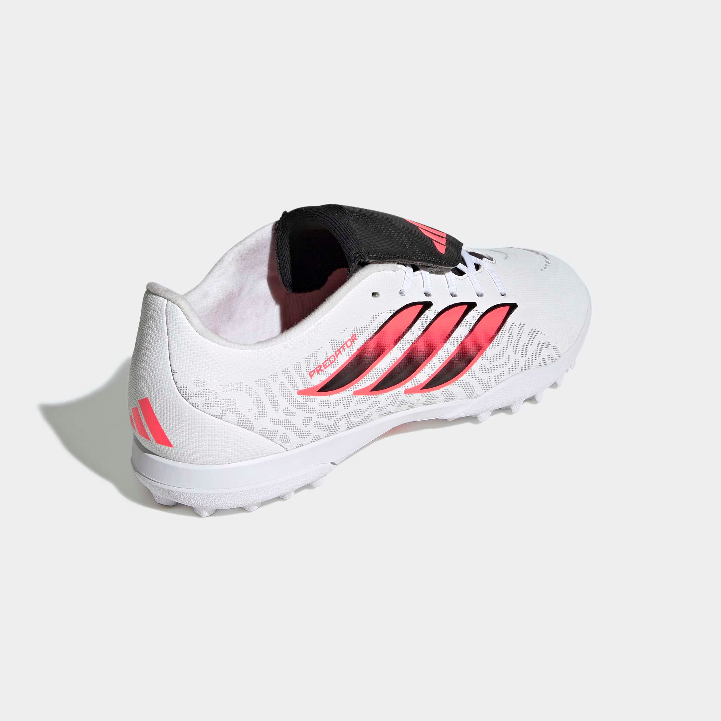 adidas Performance Chaussure de football »PREDATOR CLUB , HYBRIDRASEN, UMSCHLAGBARE ZUNGE«  pour terrains synthétiques durs