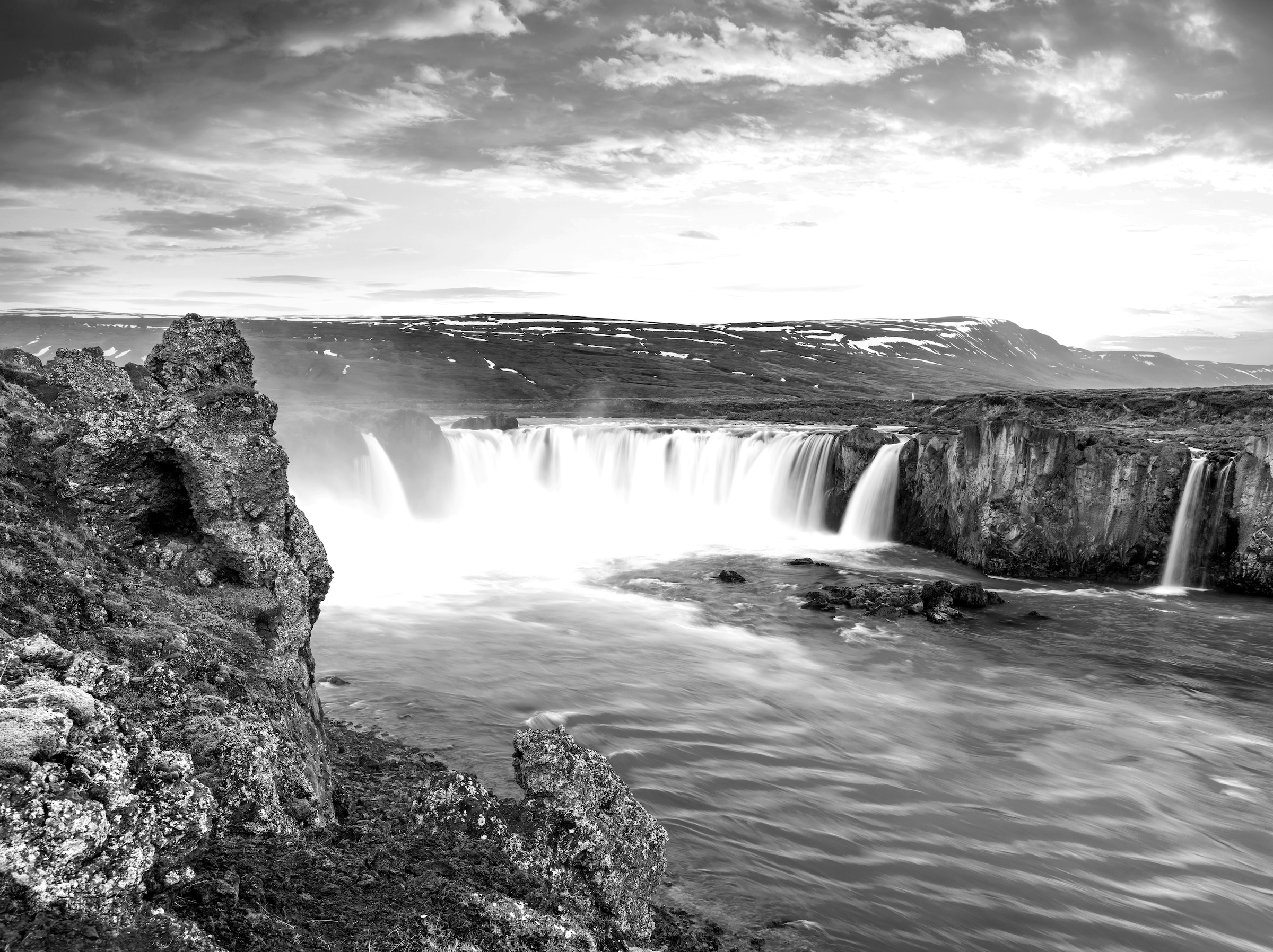 Image of Papermoon Fototapete "Wasserfall Schwarz & Weiss"
