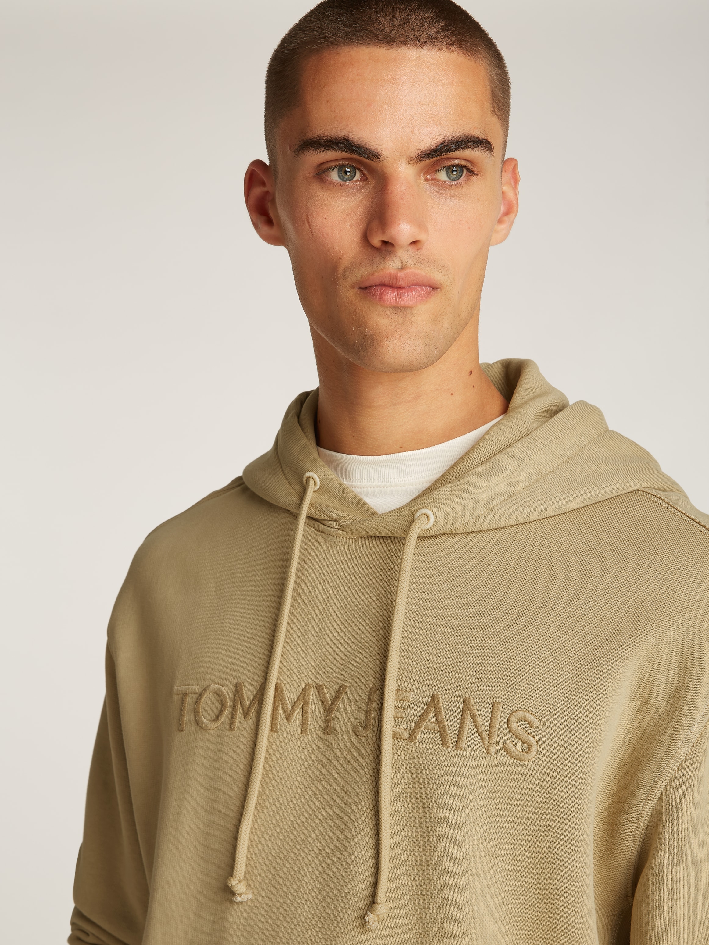 Tommy Jeans Hoodie »TJM RLX TJ LABEL HOODIE«, mit grosser Logostickerei