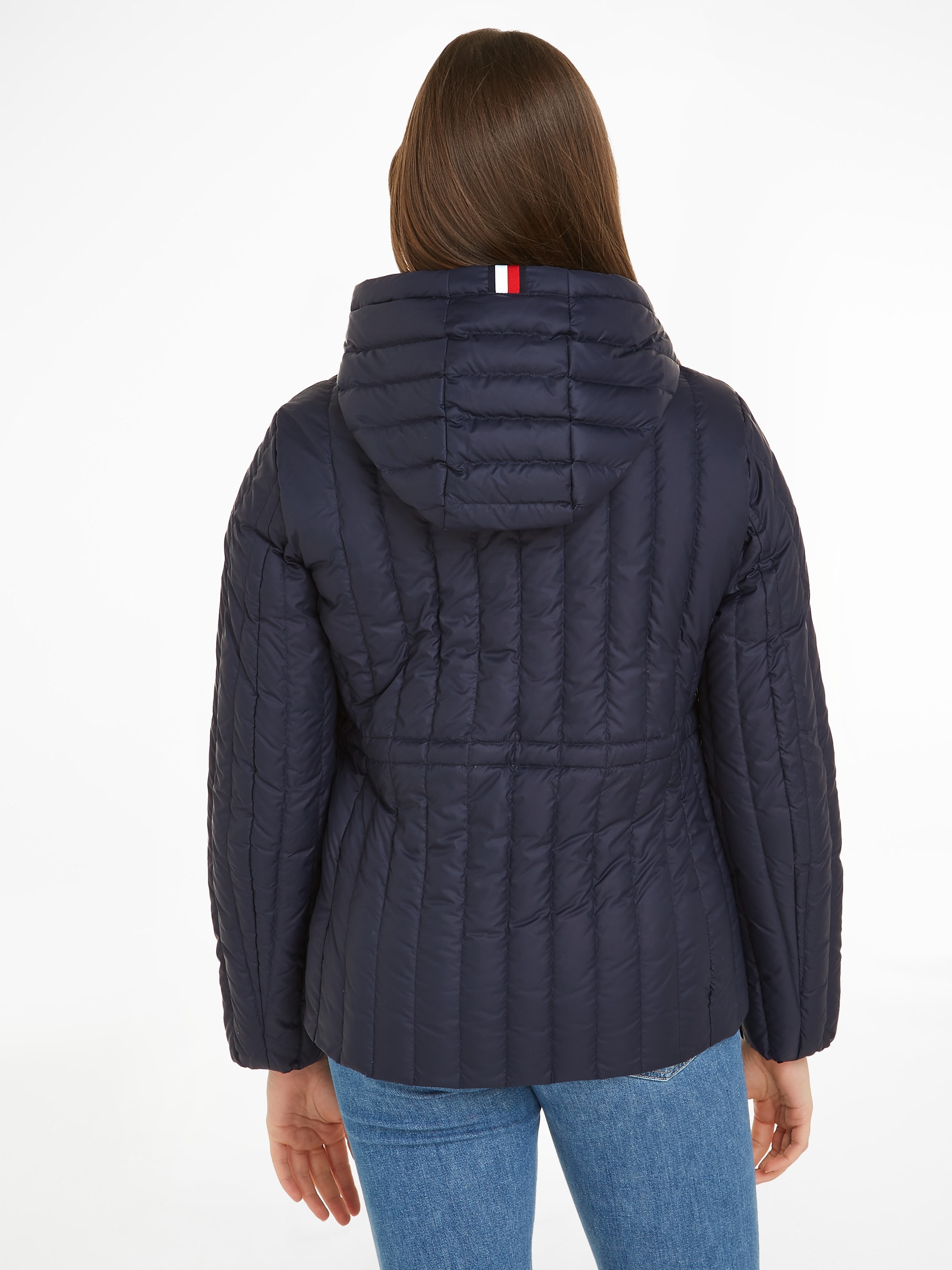 Tommy Hilfiger Daunenjacke »FEMININE LW DOWN JACKET«, mit Kapuze, mit Logostickerei