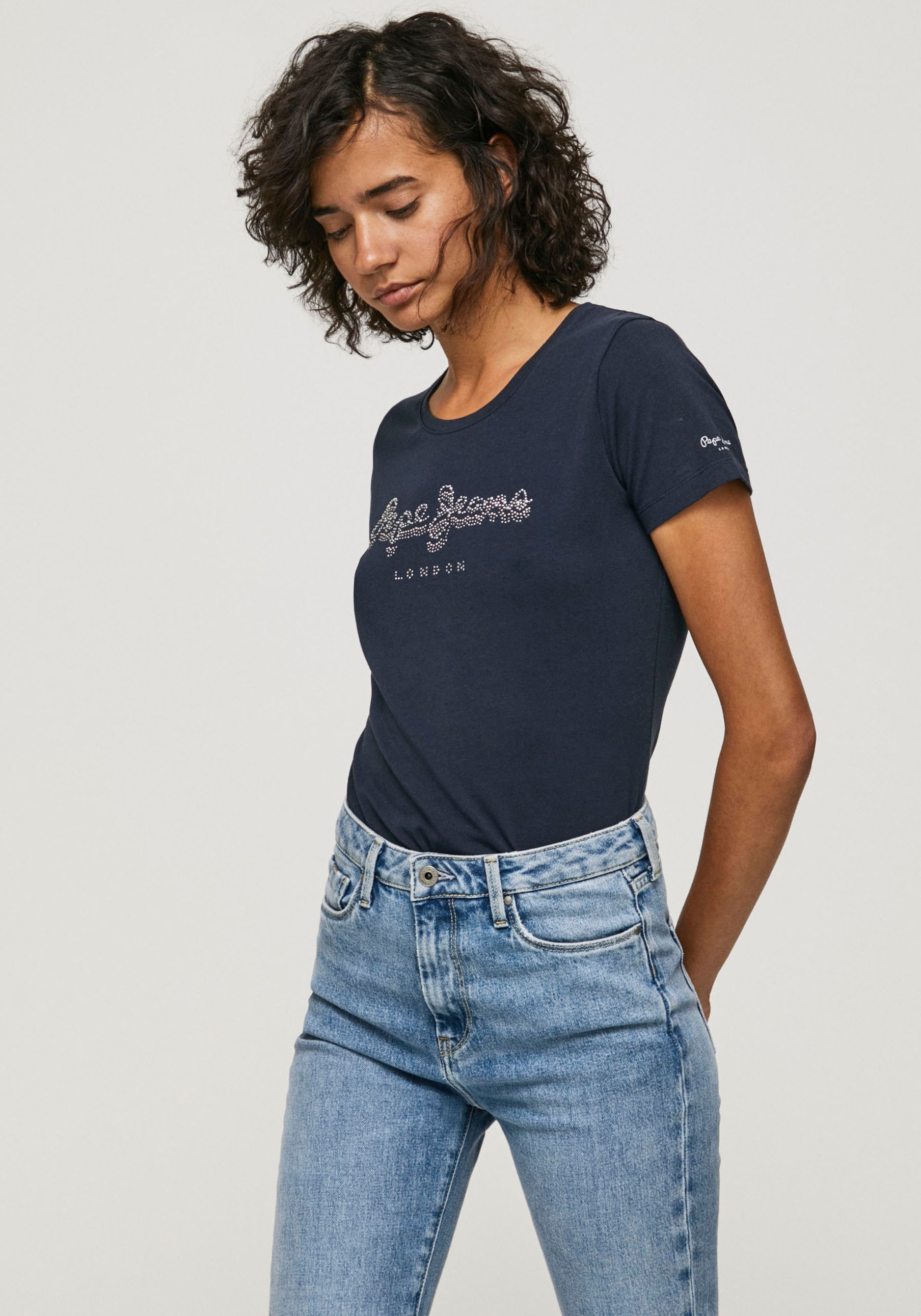 Image of Pepe Jeans Print-Shirt »ASTRID«, mit auffälligem Marken-Logo-Schriftzug aus Glitzersteinen im Brustbereich als echter Hingucker bei Ackermann Versand Schweiz