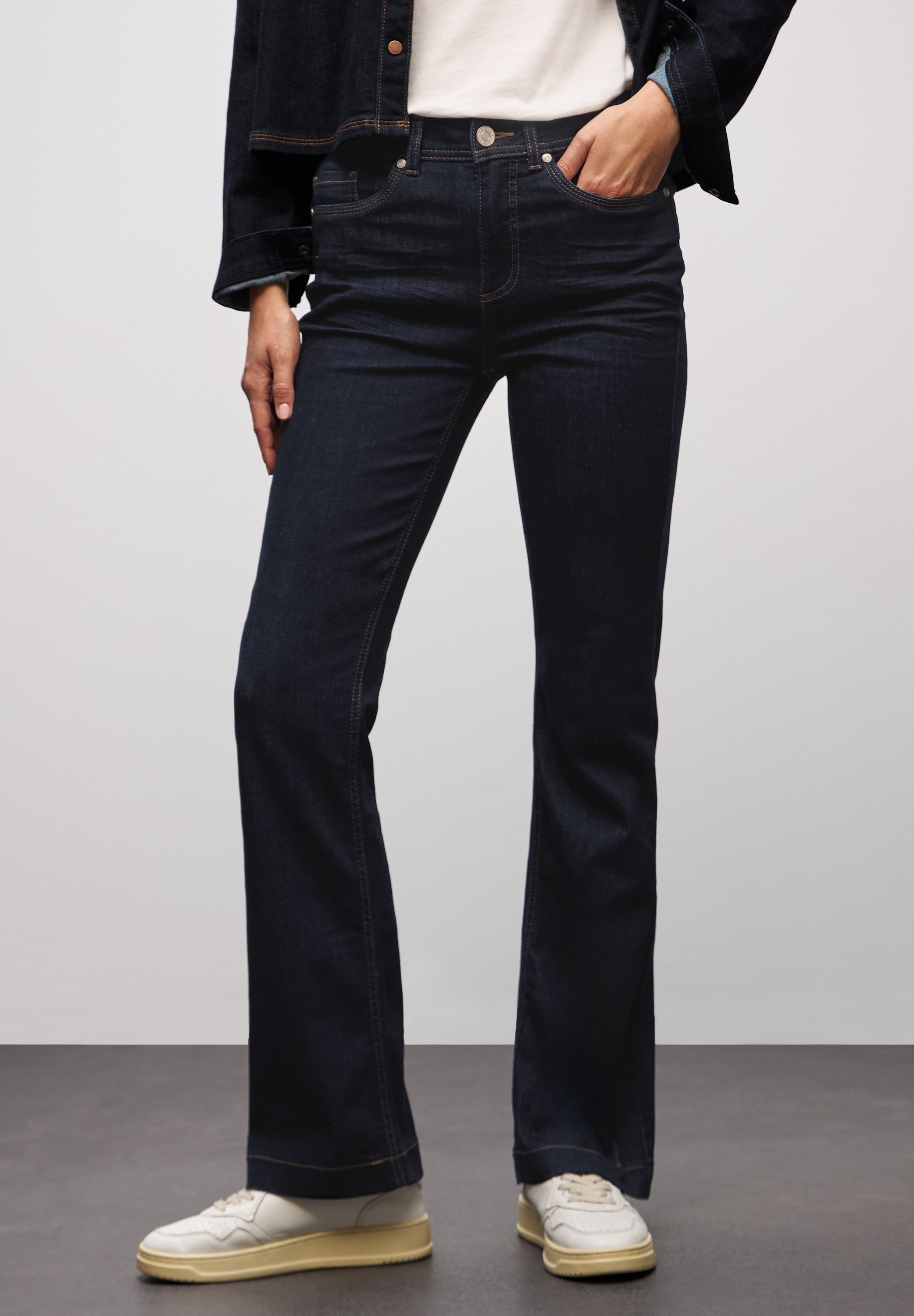Image of STREET ONE Bootcut-Jeans im modernen Rinsed Look, mit Stretch