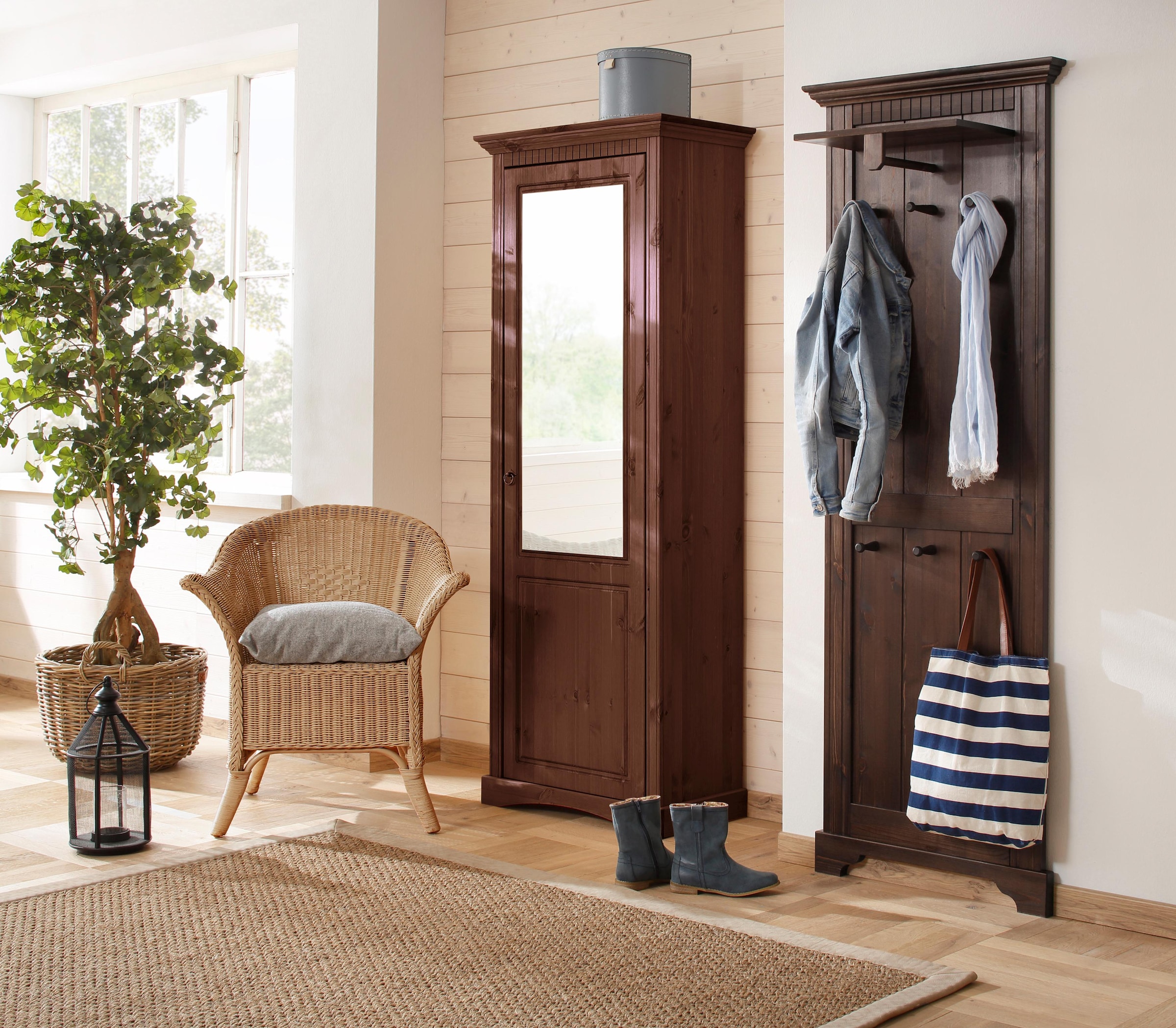 Home affaire Garderobenpaneel »Rustic«, aus massiver Kiefer, Höhe 190 cm, mit Ablage, Holzhaken