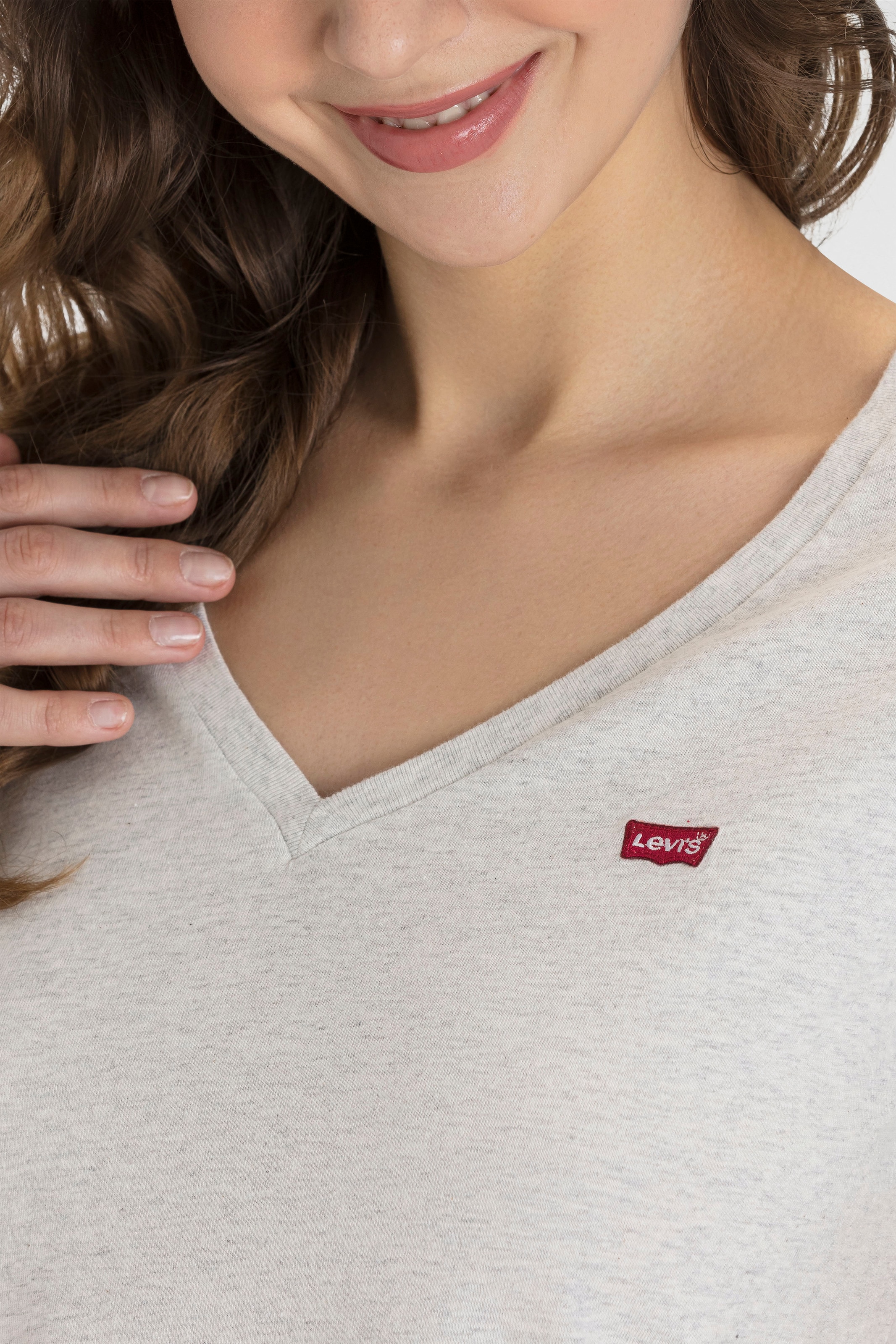 Levi's® V-Shirt »Perfect Tee«, mit kleinem Batwing- Logo