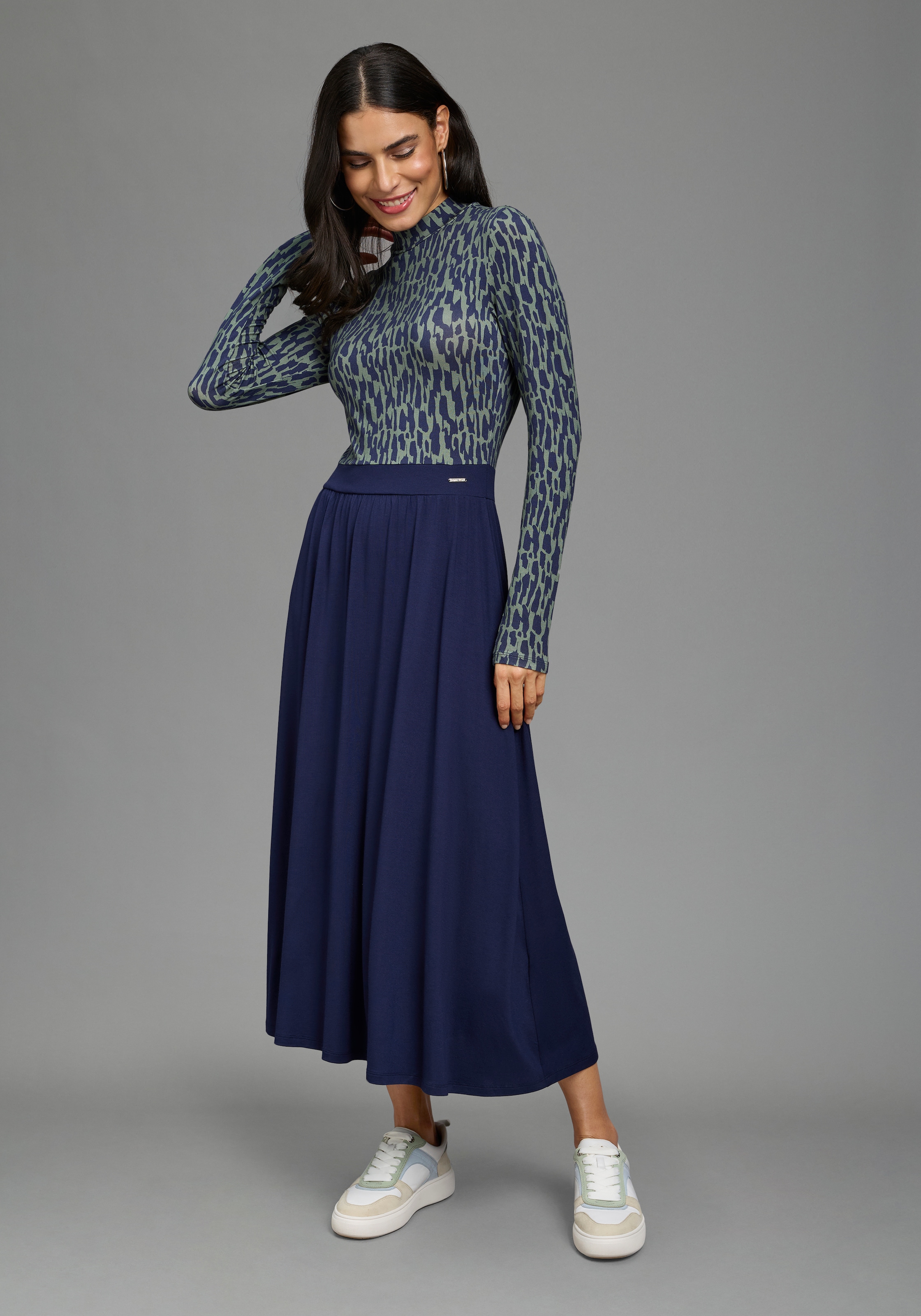 Image of Laura Scott Midikleid "mit abstraktem Print" wadenlang, figurbetont, mit Stehkragen