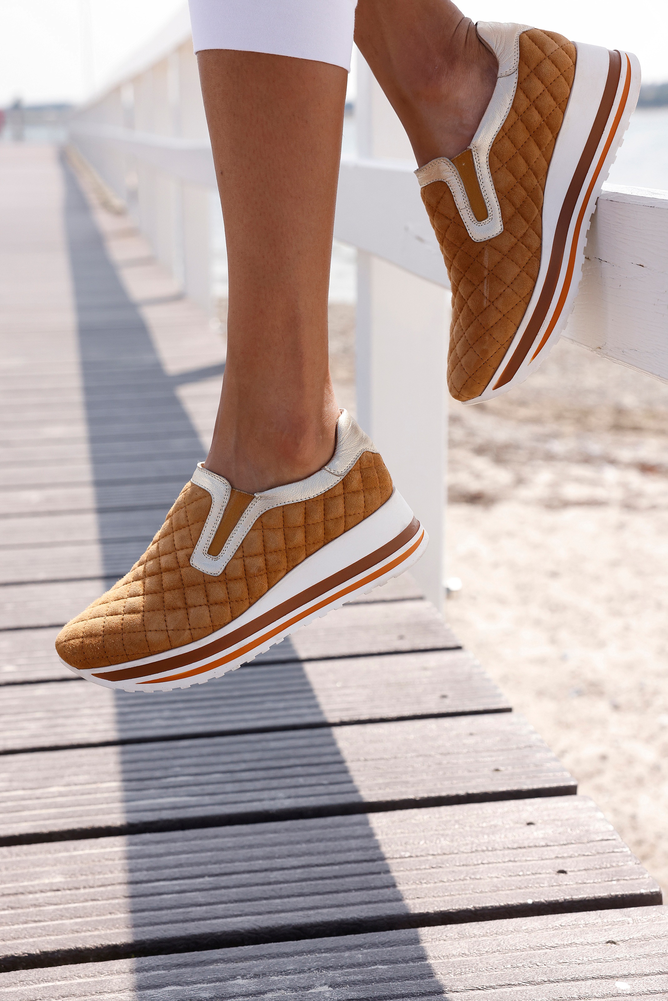 LASCANA Sneaker, Slipper aus Leder mit angesagter Plateausohle und elastischem Einsatz